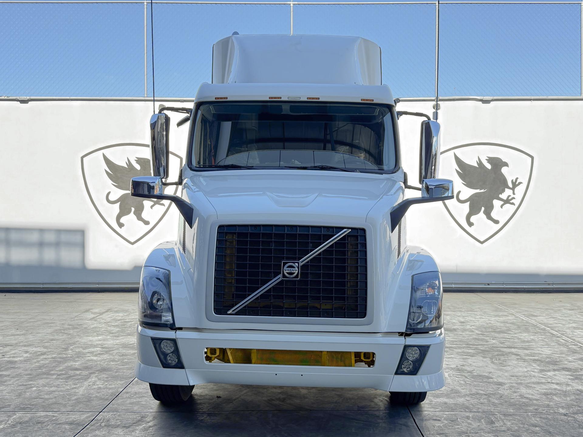 2015 VOLVO TRUCKS VNL 64T 630 - FRONT