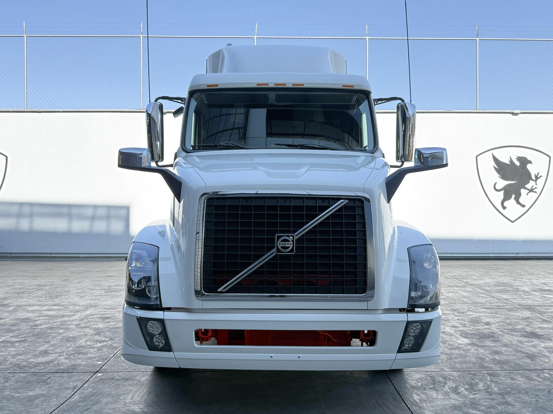 2016 VOLVO TRUCKS VNL 64T 630 - FRONT