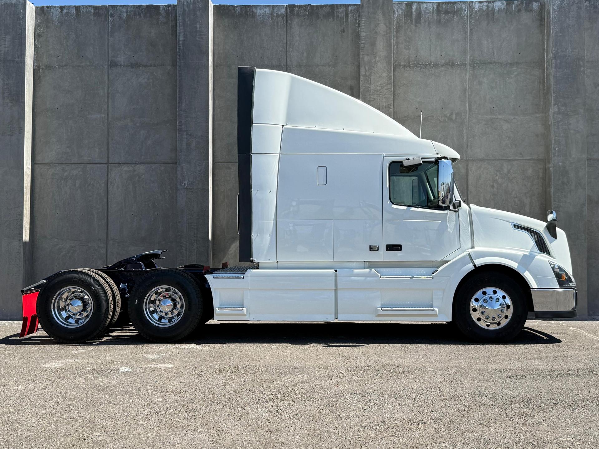 2015 VOLVO TRUCKS VNL 64T 630 - SIDE_RIGHT