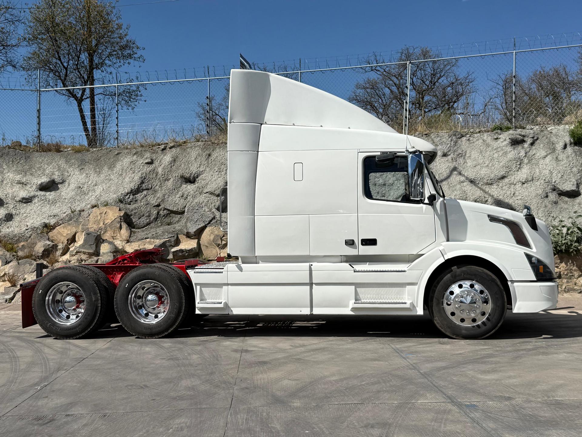 2016 VOLVO TRUCKS VNL 64T 630 - SIDE_RIGHT