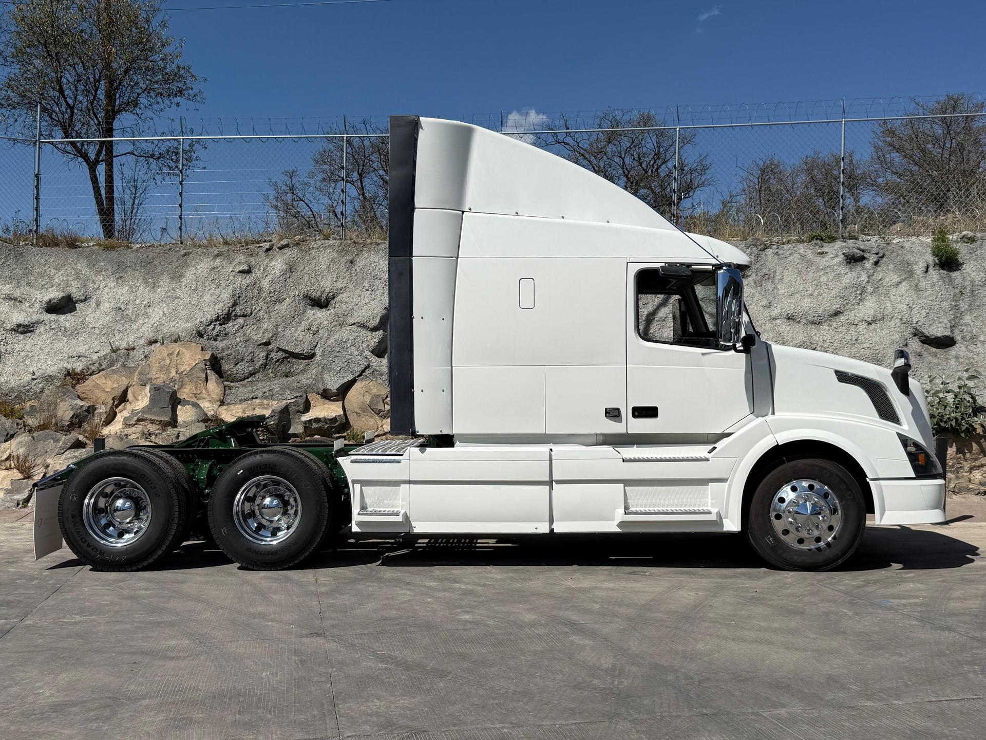 2015 VOLVO TRUCKS VNL 64T 630 - SIDE_RIGHT