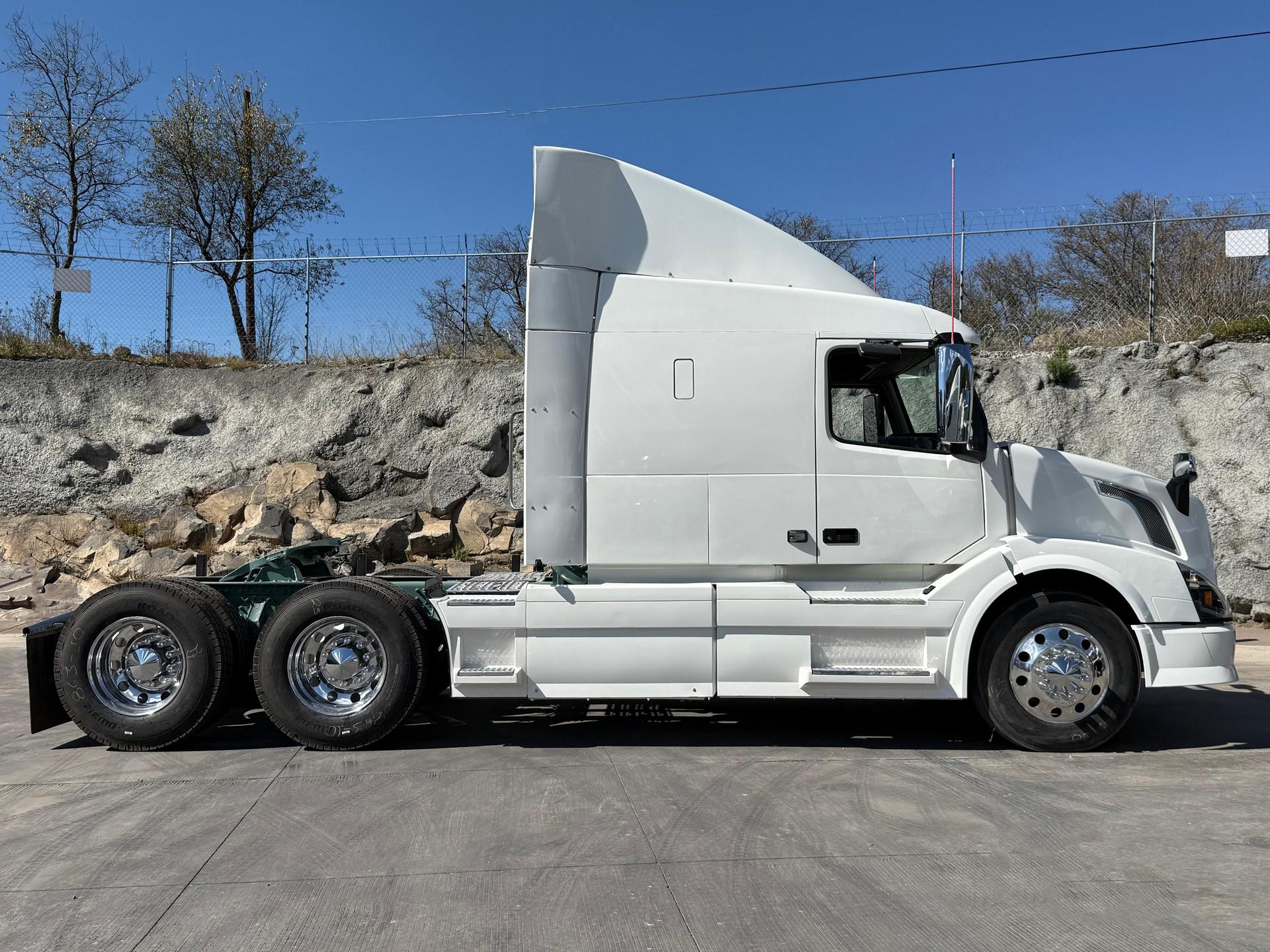 2015 VOLVO TRUCKS VNL 64T 630 - SIDE_RIGHT