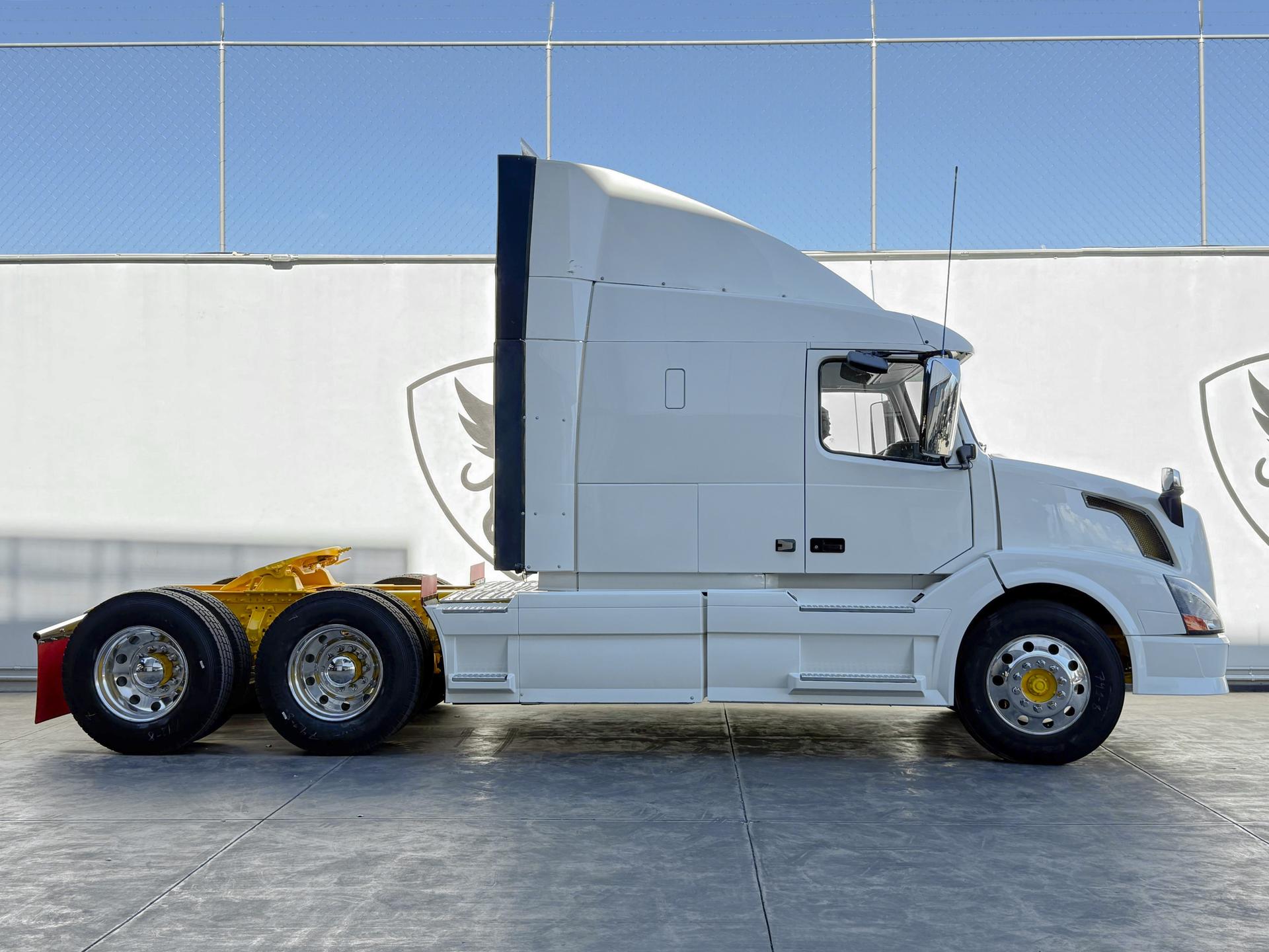 2015 VOLVO TRUCKS VNL 64T 630 - SIDE_RIGHT