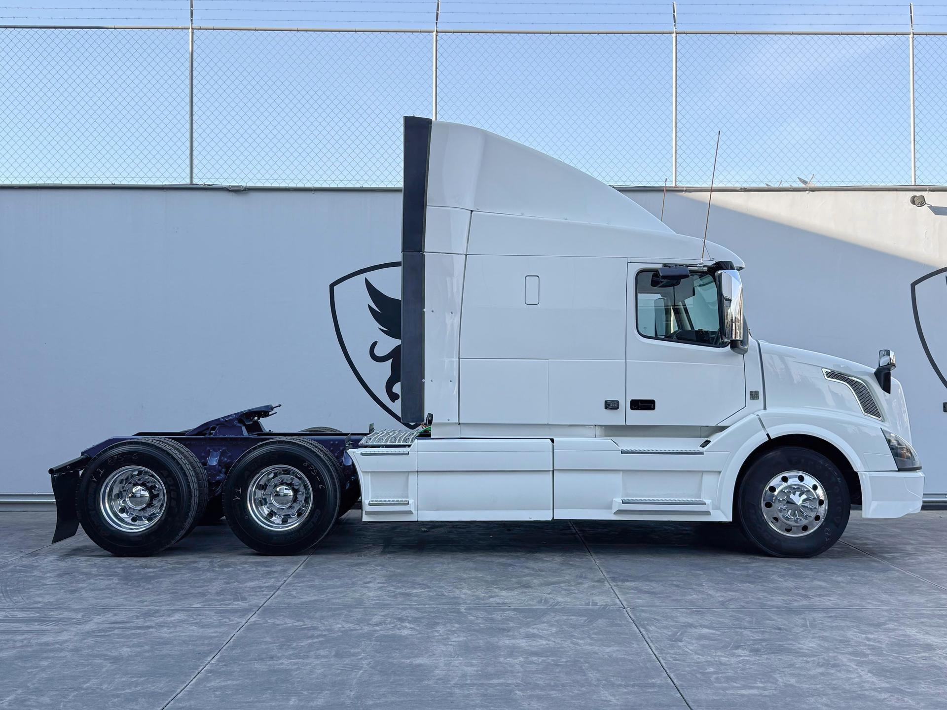 2015 VOLVO TRUCKS VNL 64T 630 - SIDE_RIGHT