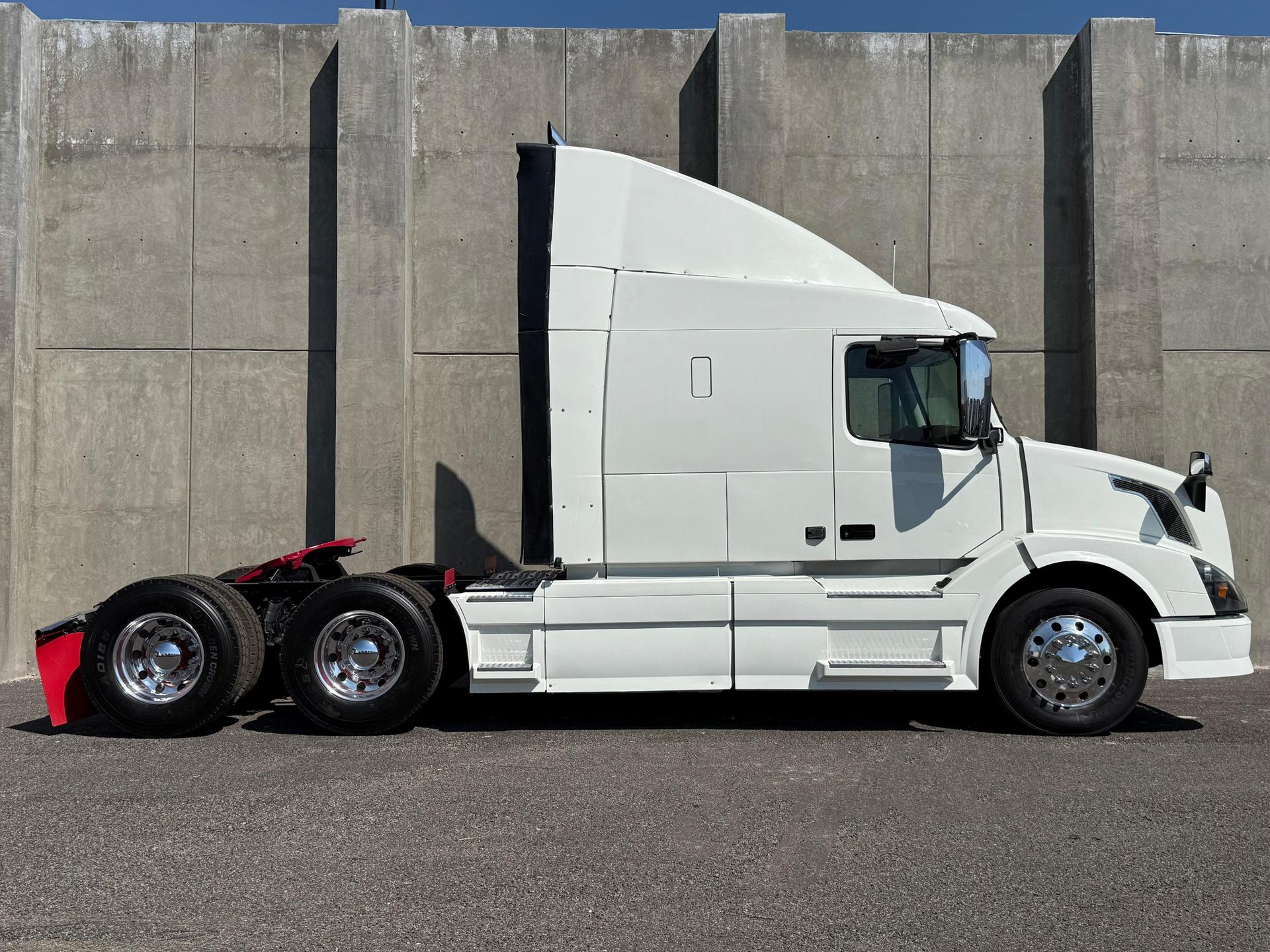 2015 VOLVO TRUCKS VNL 64T 630 - SIDE_RIGHT