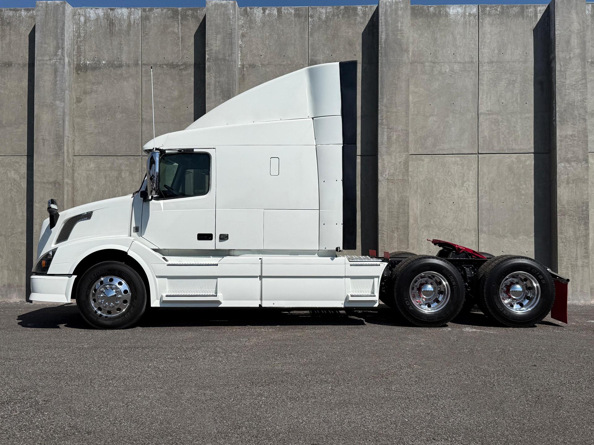 2015 VOLVO TRUCKS VNL 64T 630 - SIDE_LEFT
