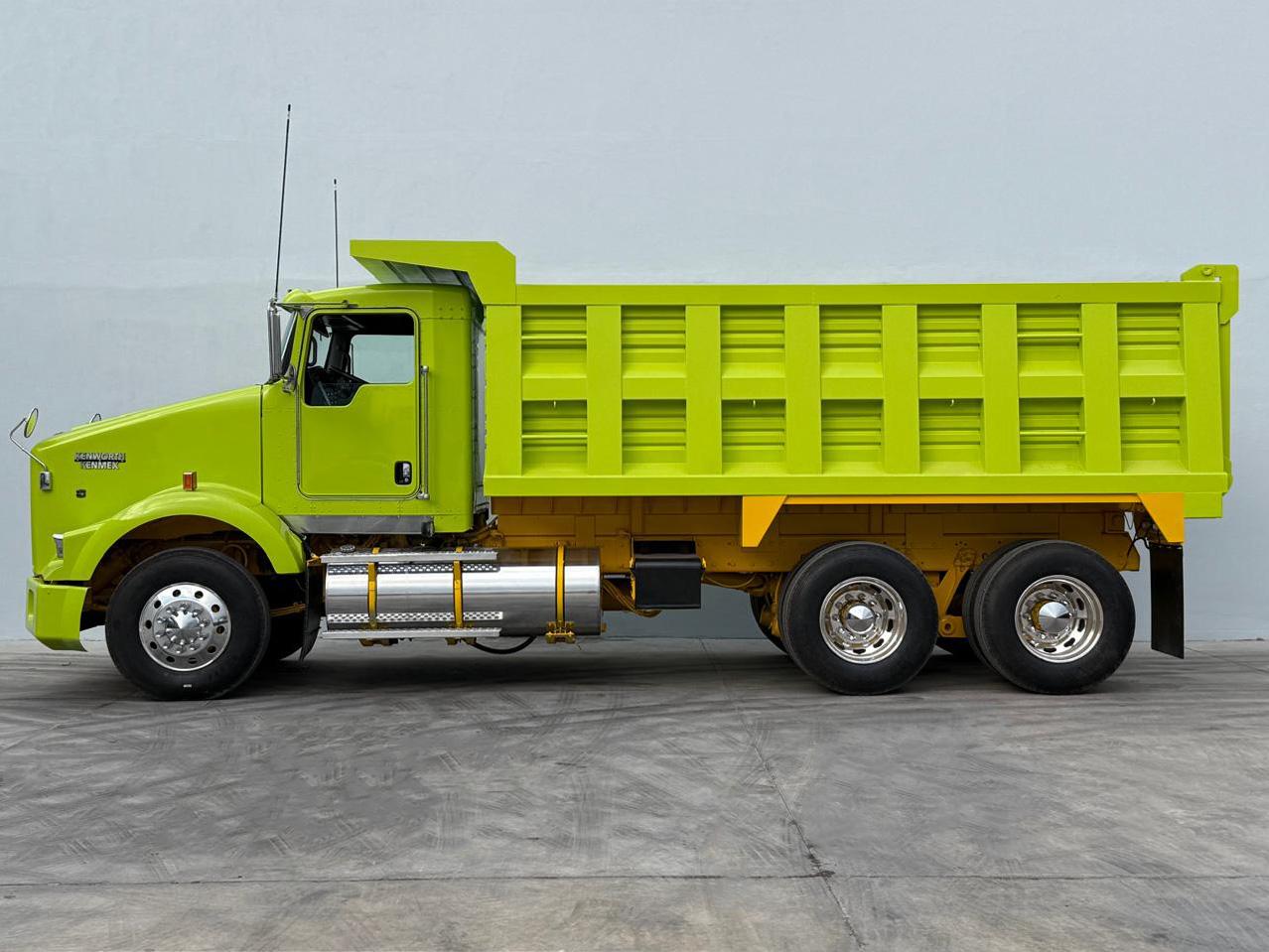 2016 KENWORTH T800 - SIDE_LEFT