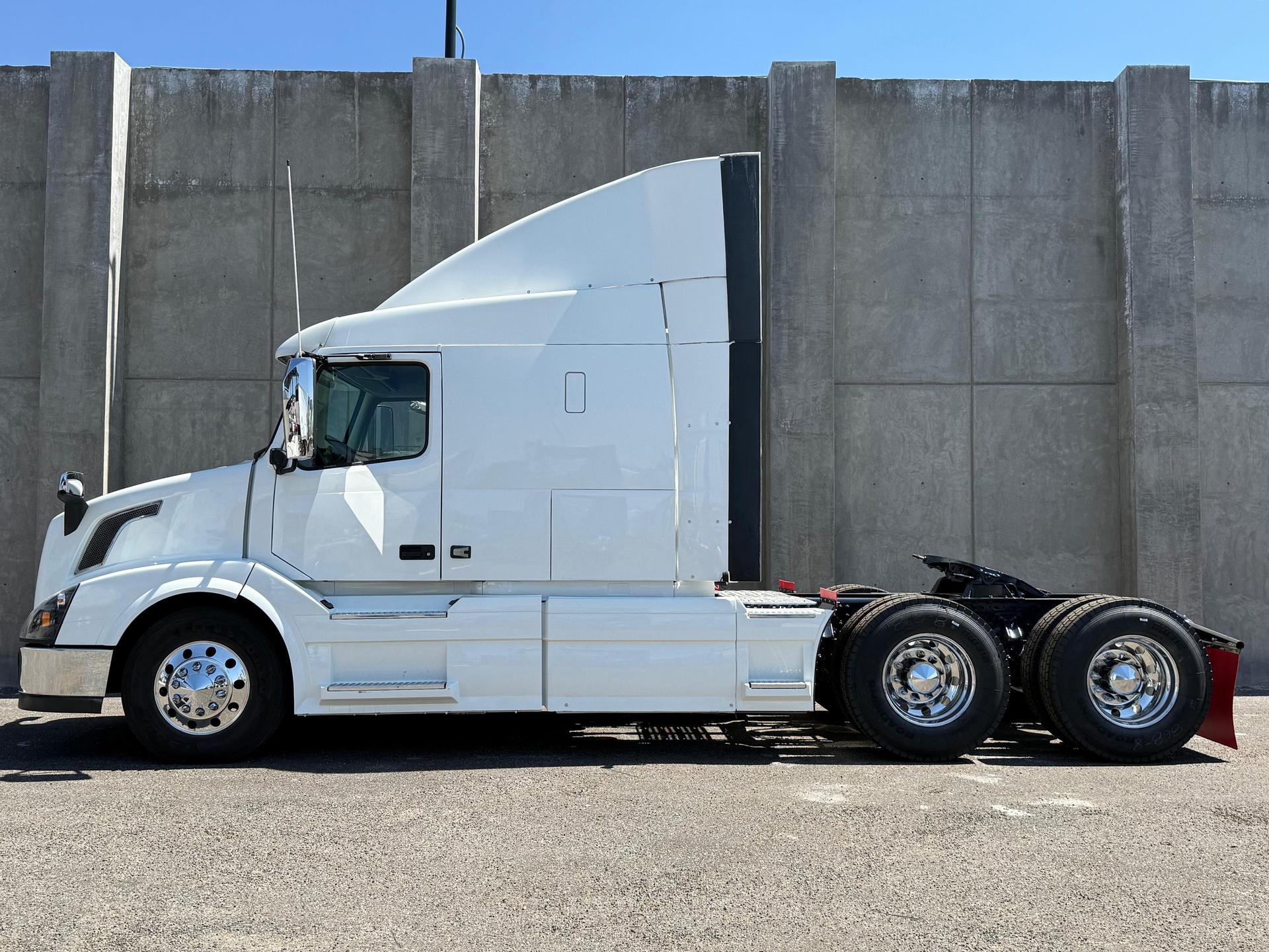 2015 VOLVO TRUCKS VNL 64T 630 - SIDE_LEFT