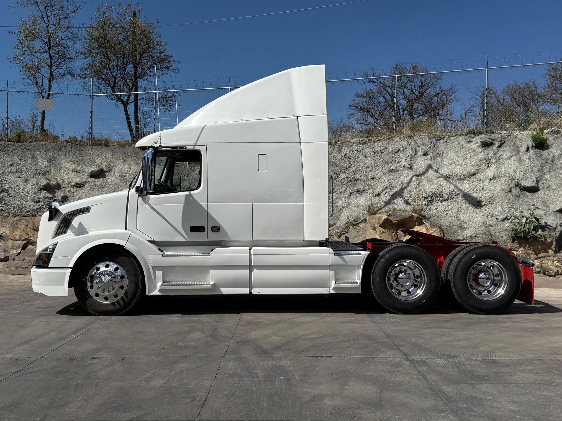 2016 VOLVO TRUCKS VNL 64T 630 - SIDE_LEFT