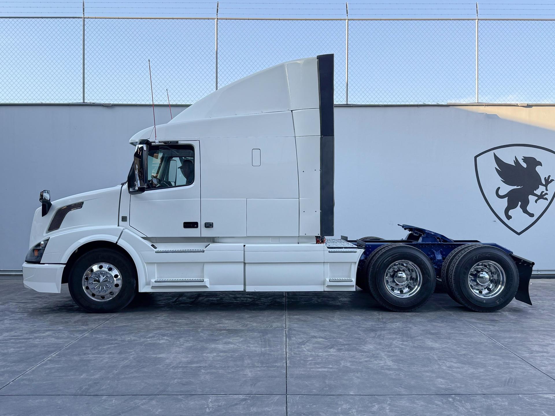 2015 VOLVO TRUCKS VNL 64T 630 - SIDE_LEFT
