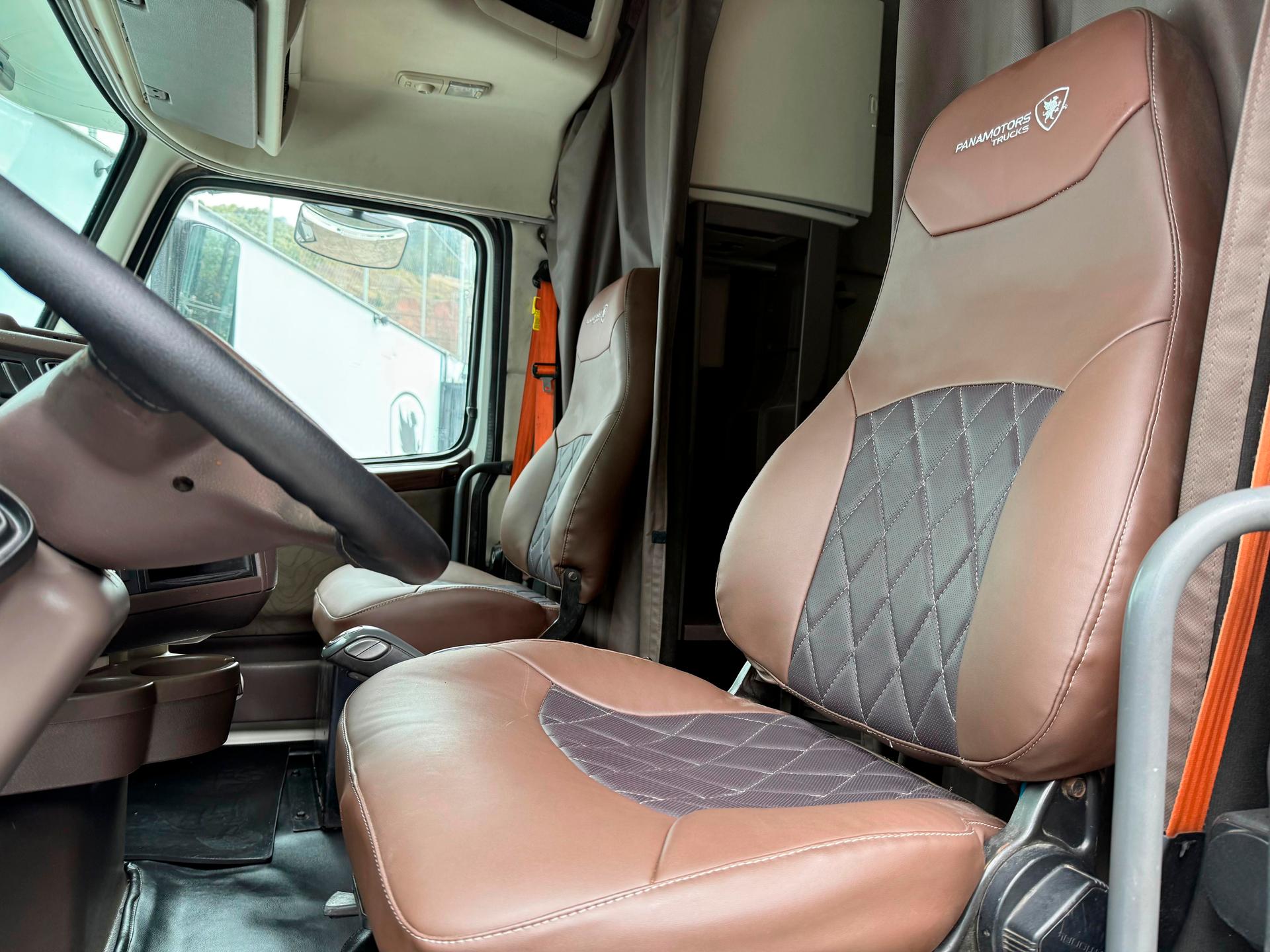 2016 VOLVO TRUCKS VNL 64T 630 - SEATS_FRONT