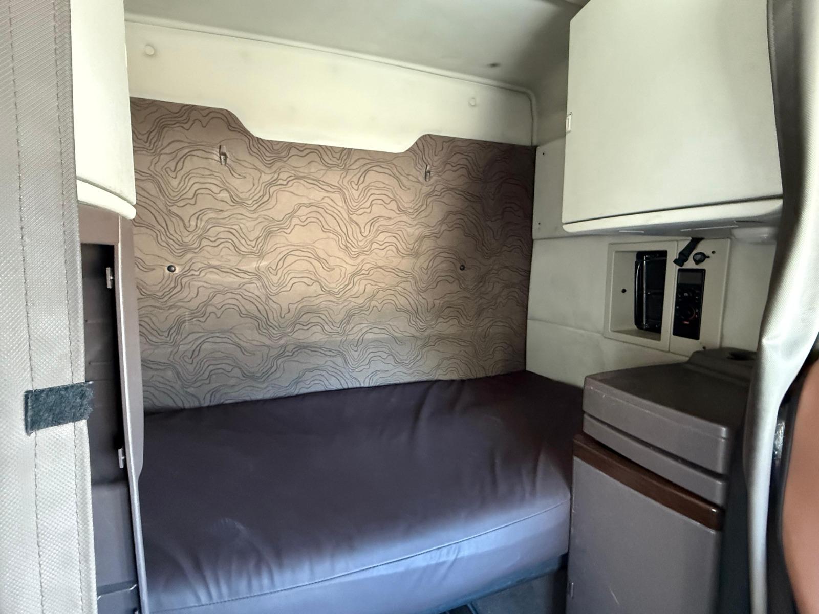 2015 VOLVO TRUCKS VNL 64T 630 - SEATS_REAR