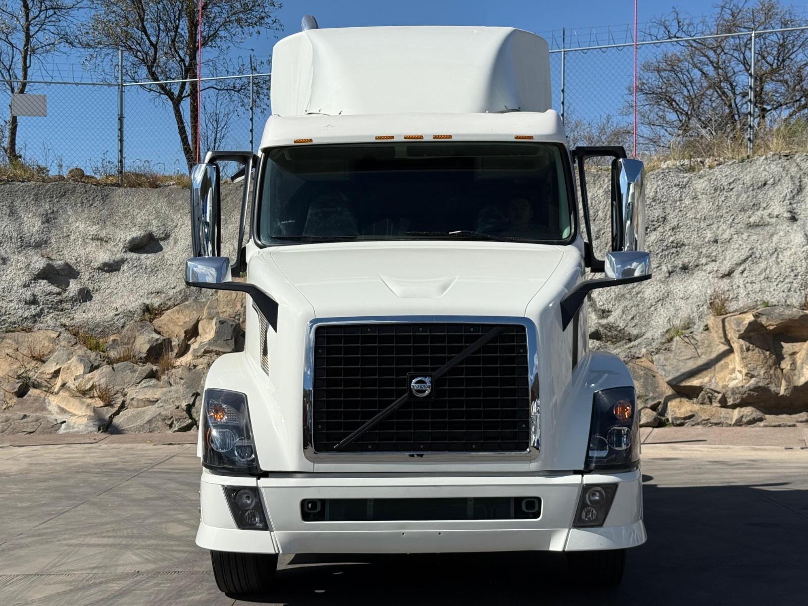 2015 VOLVO TRUCKS VNL 64T 630 - FRONT