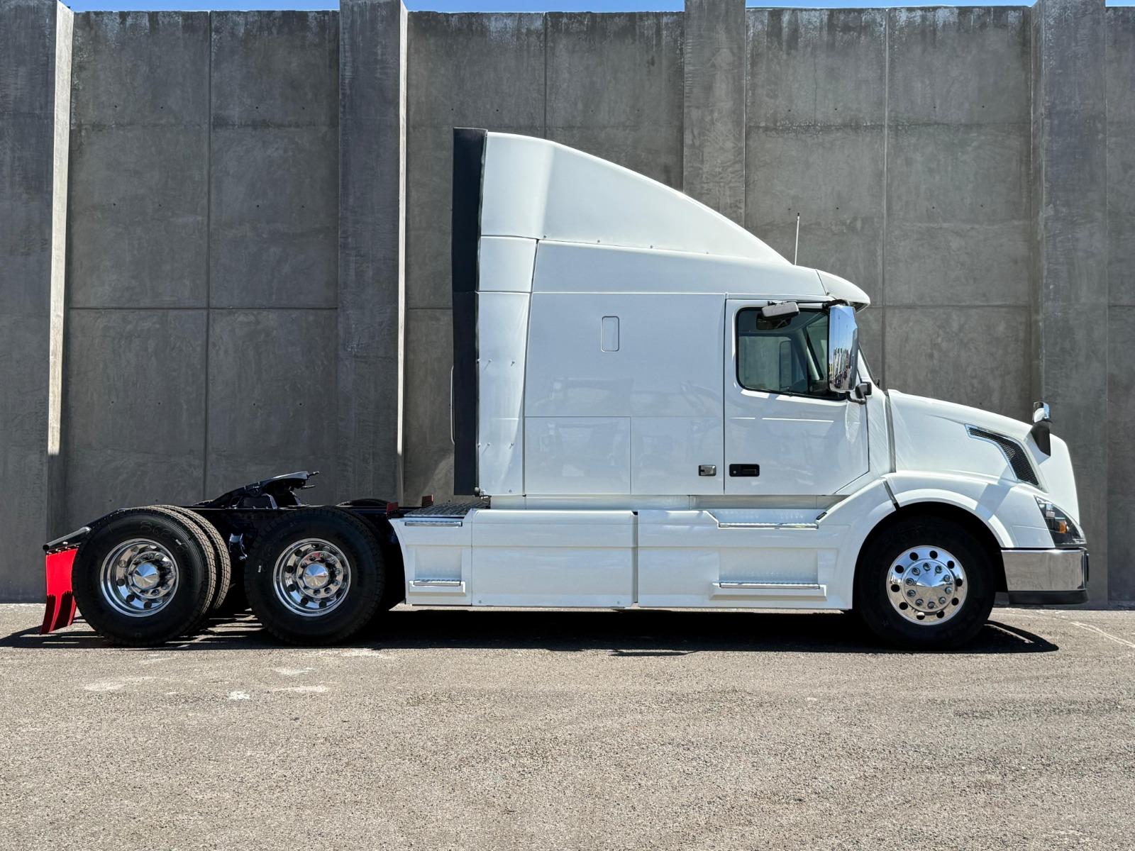 2015 VOLVO TRUCKS VNL 64T 630 - SIDE_RIGHT
