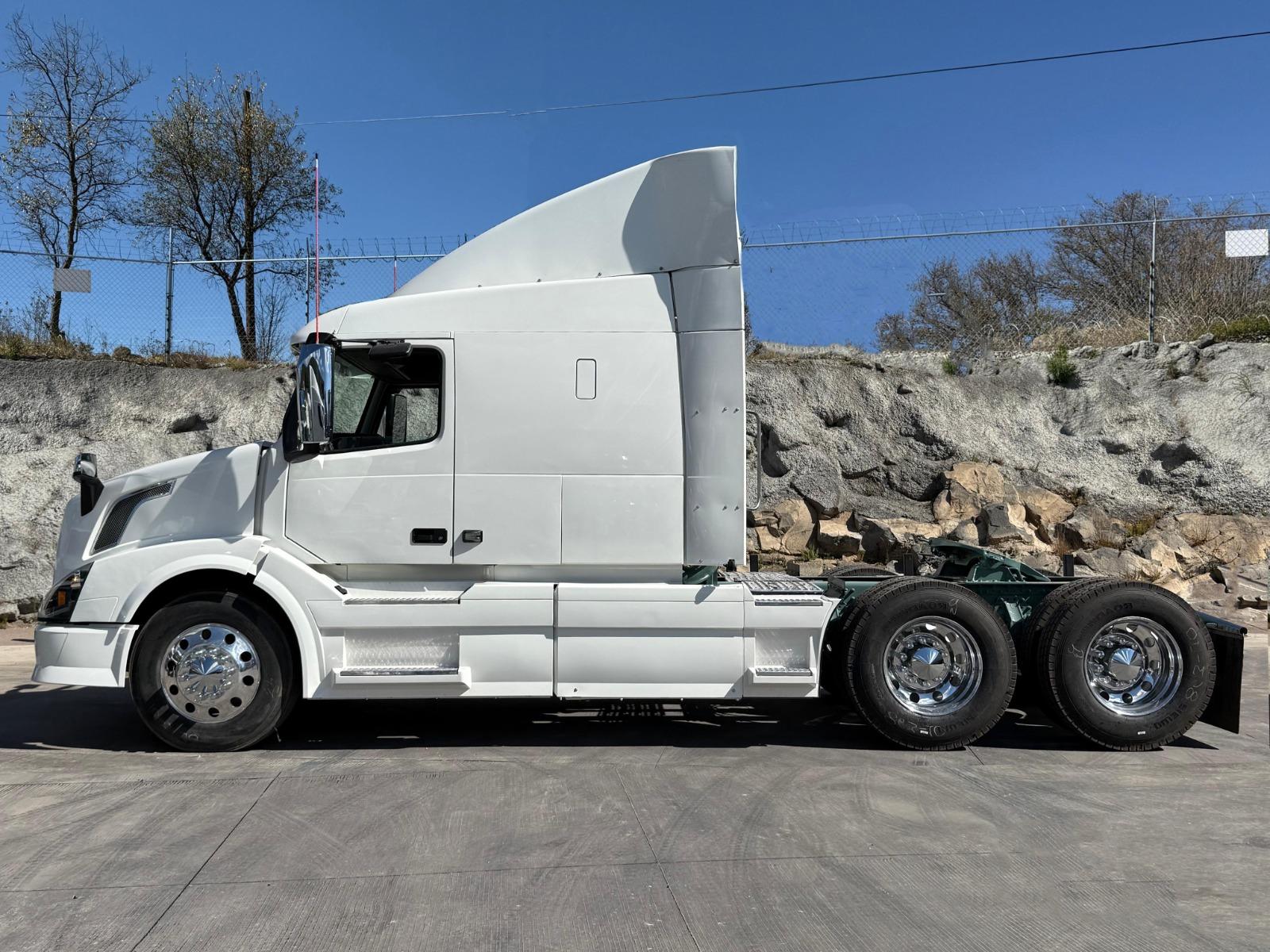 2015 VOLVO TRUCKS VNL 64T 630 - SIDE_LEFT