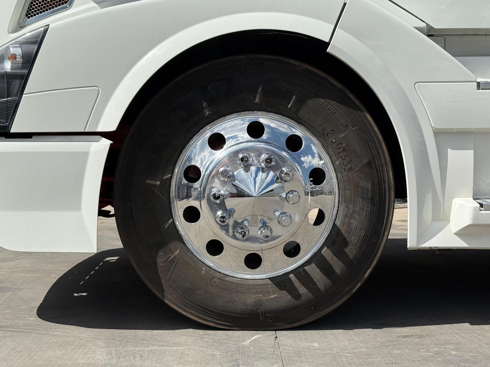 2016 VOLVO TRUCKS VNL 64T 630 - TIRES