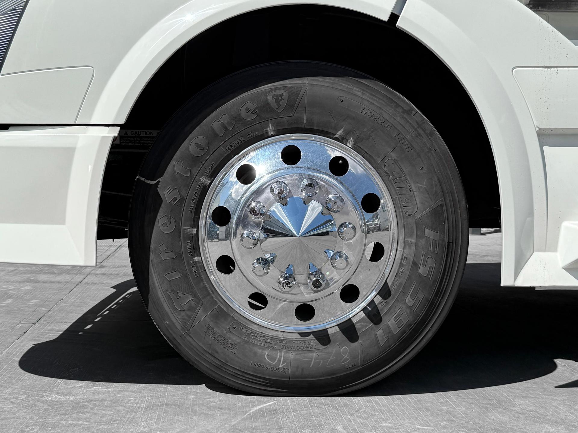 2016 VOLVO TRUCKS VNL 64T 630 - TIRES