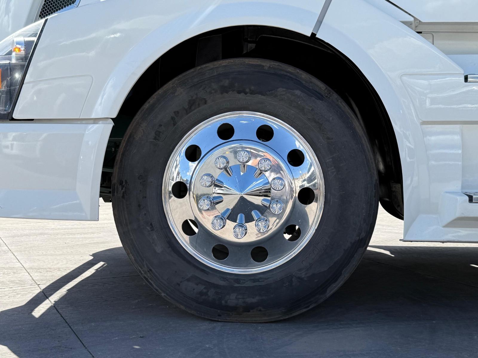 2015 VOLVO TRUCKS VNL 64T 630 - TIRES