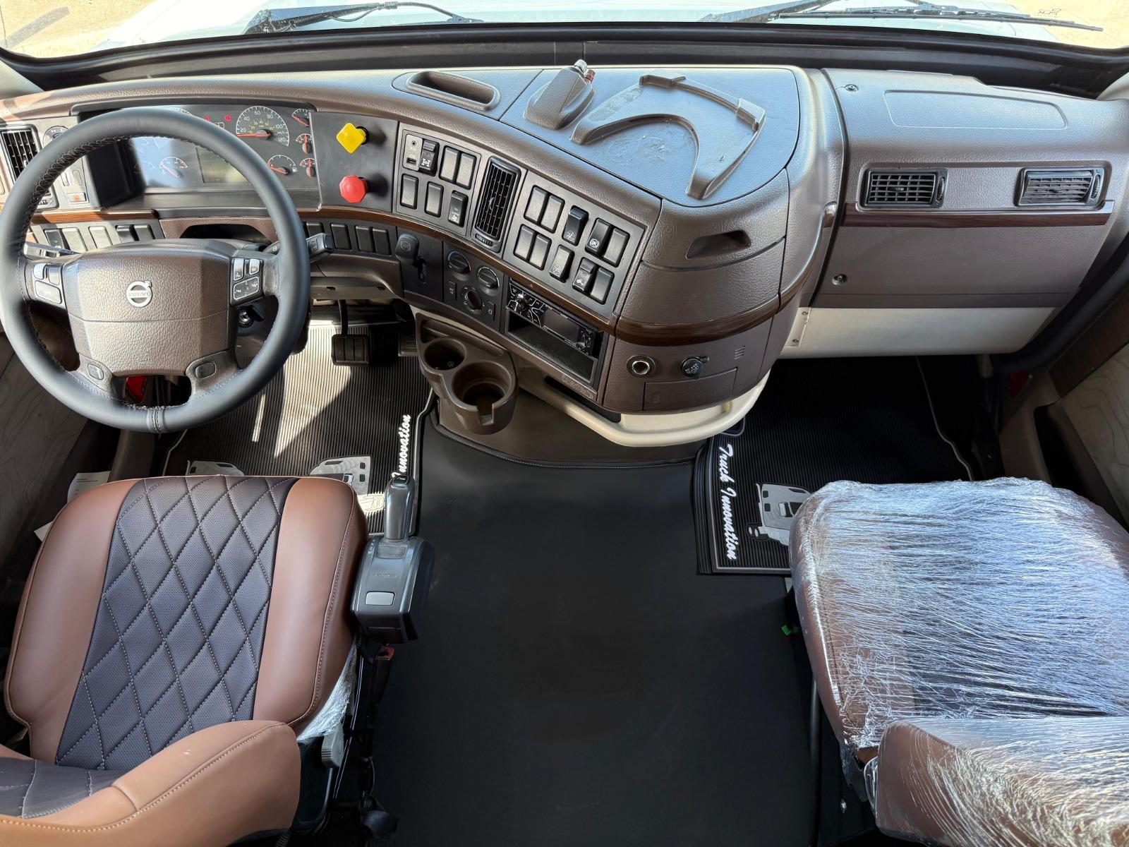 2015 VOLVO TRUCKS VNL 64T 630 - DASHBOARD