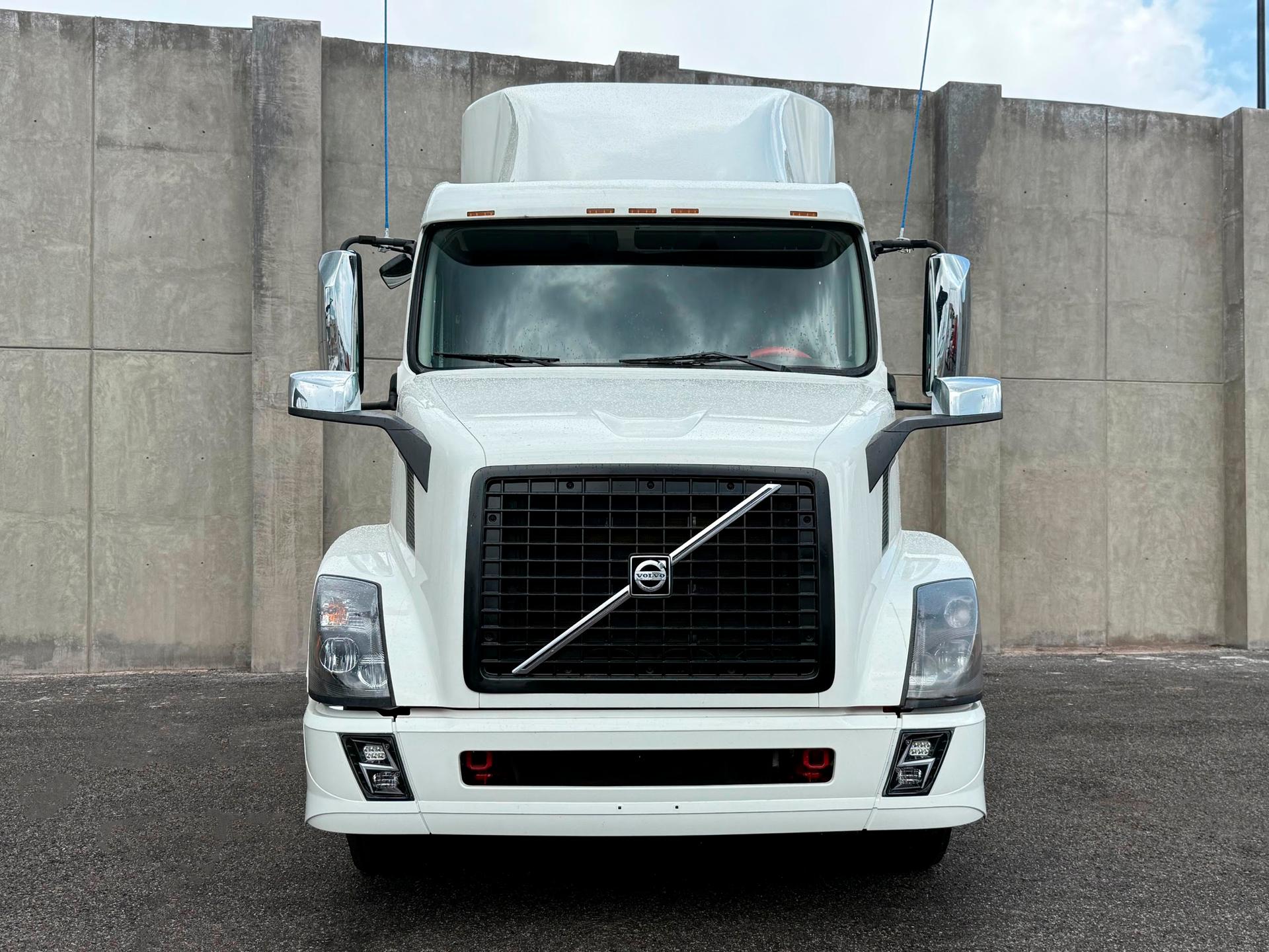 2016 VOLVO CARS VNL - FRONT