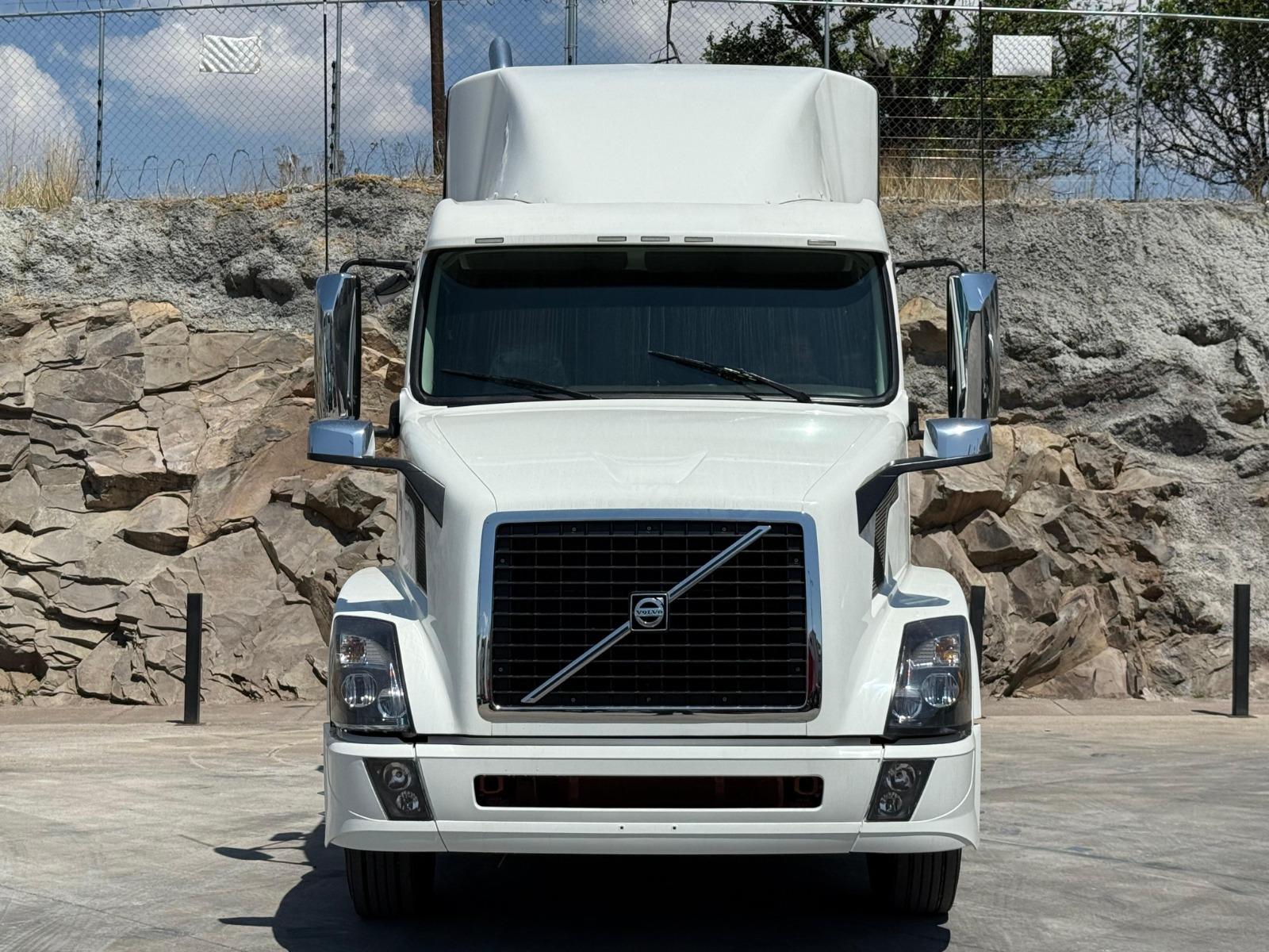 2016 VOLVO CARS VNL - FRONT