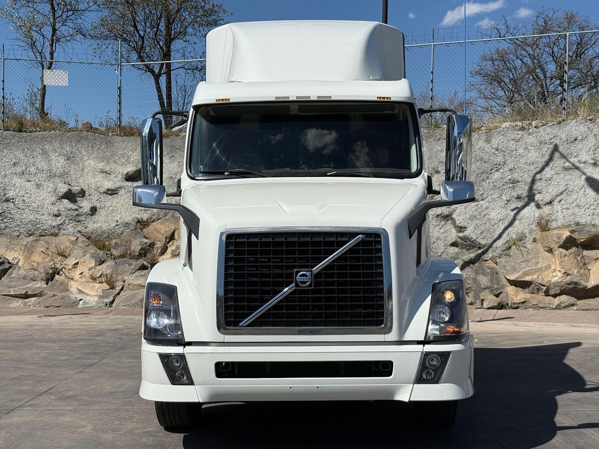 2016 VOLVO CARS VNL - FRONT