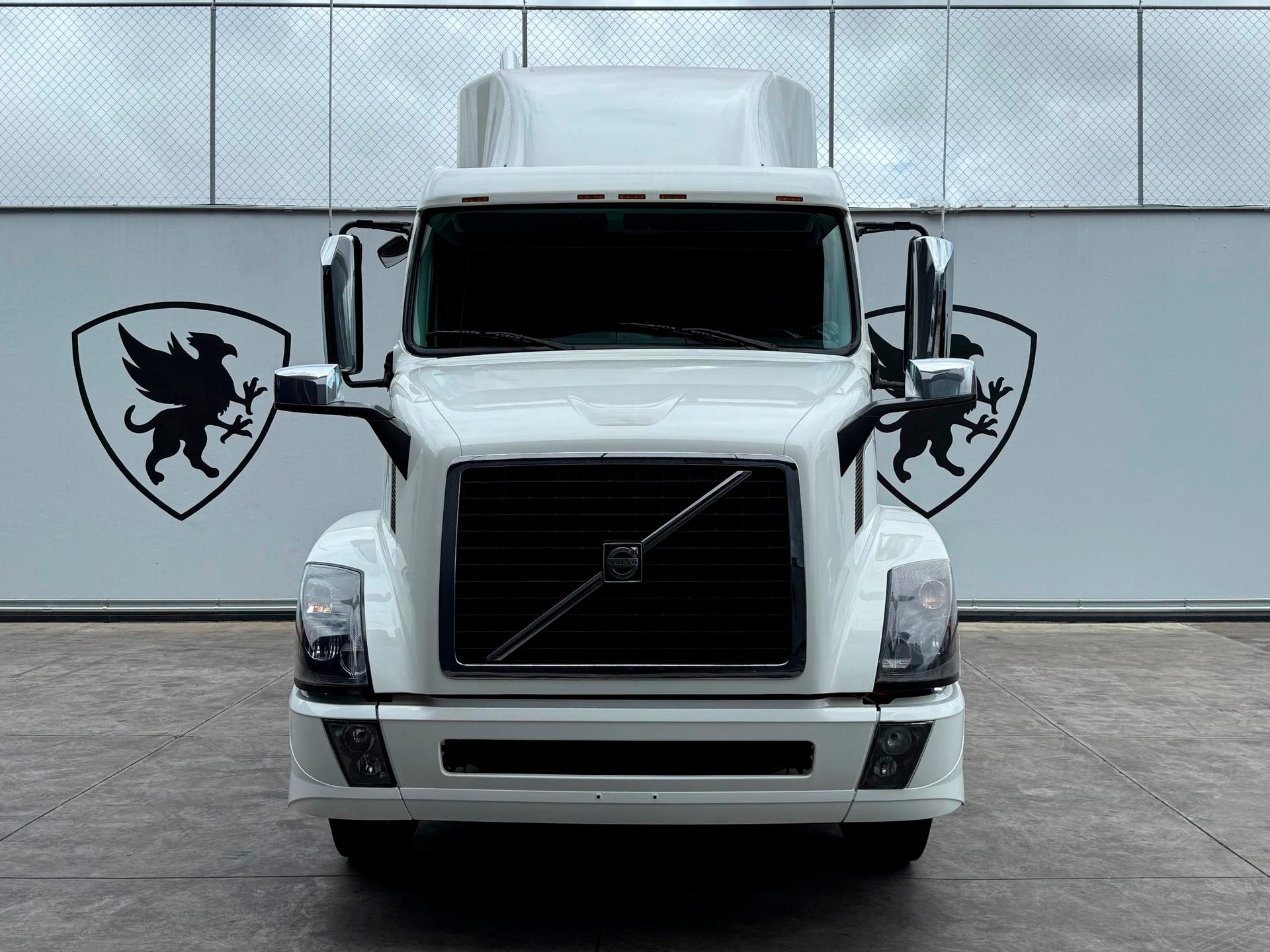 2016 VOLVO CARS VNL - FRONT