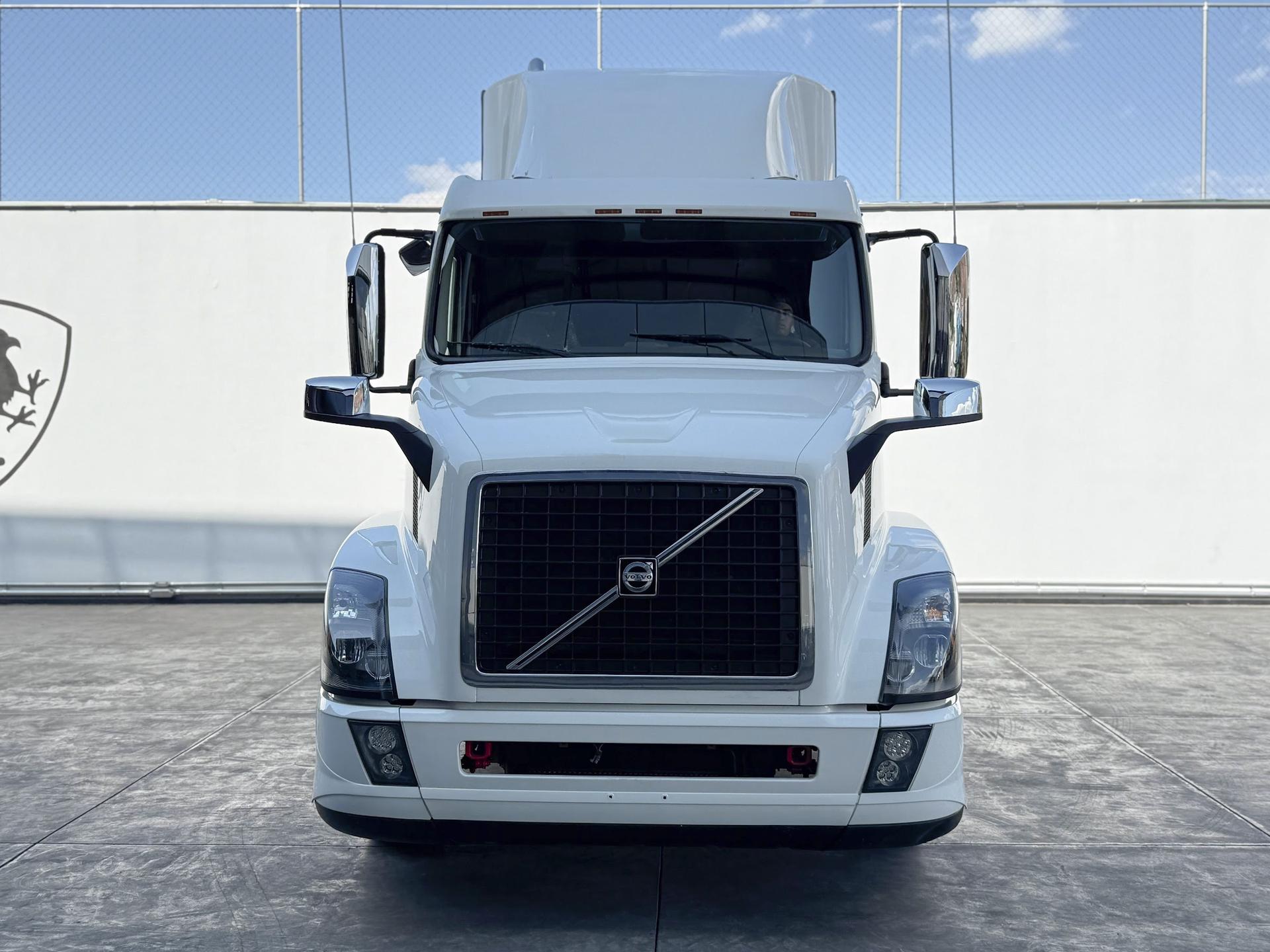 2016 VOLVO CARS VNL - FRONT