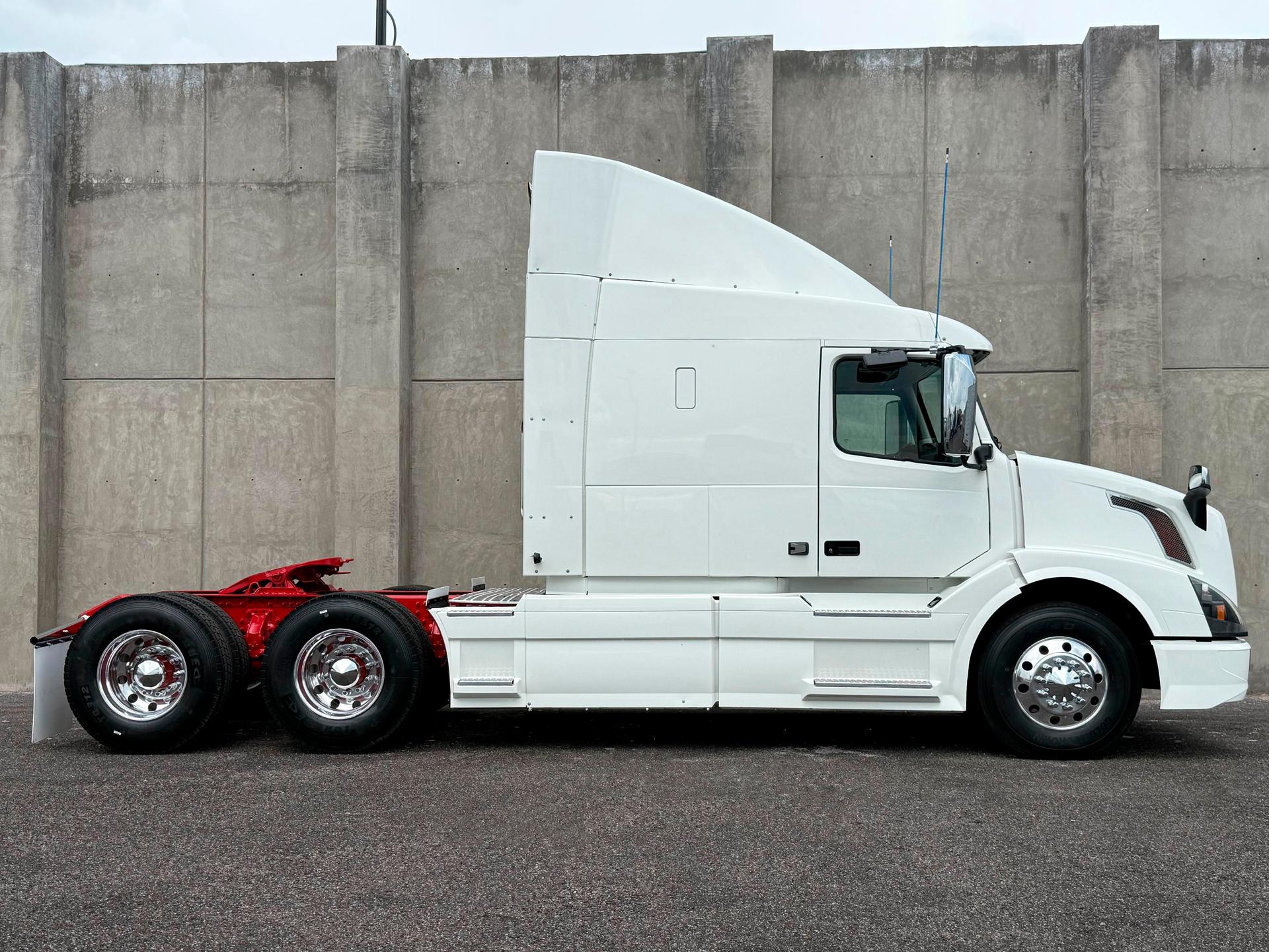 2016 VOLVO TRUCKS - SIDE_RIGHT