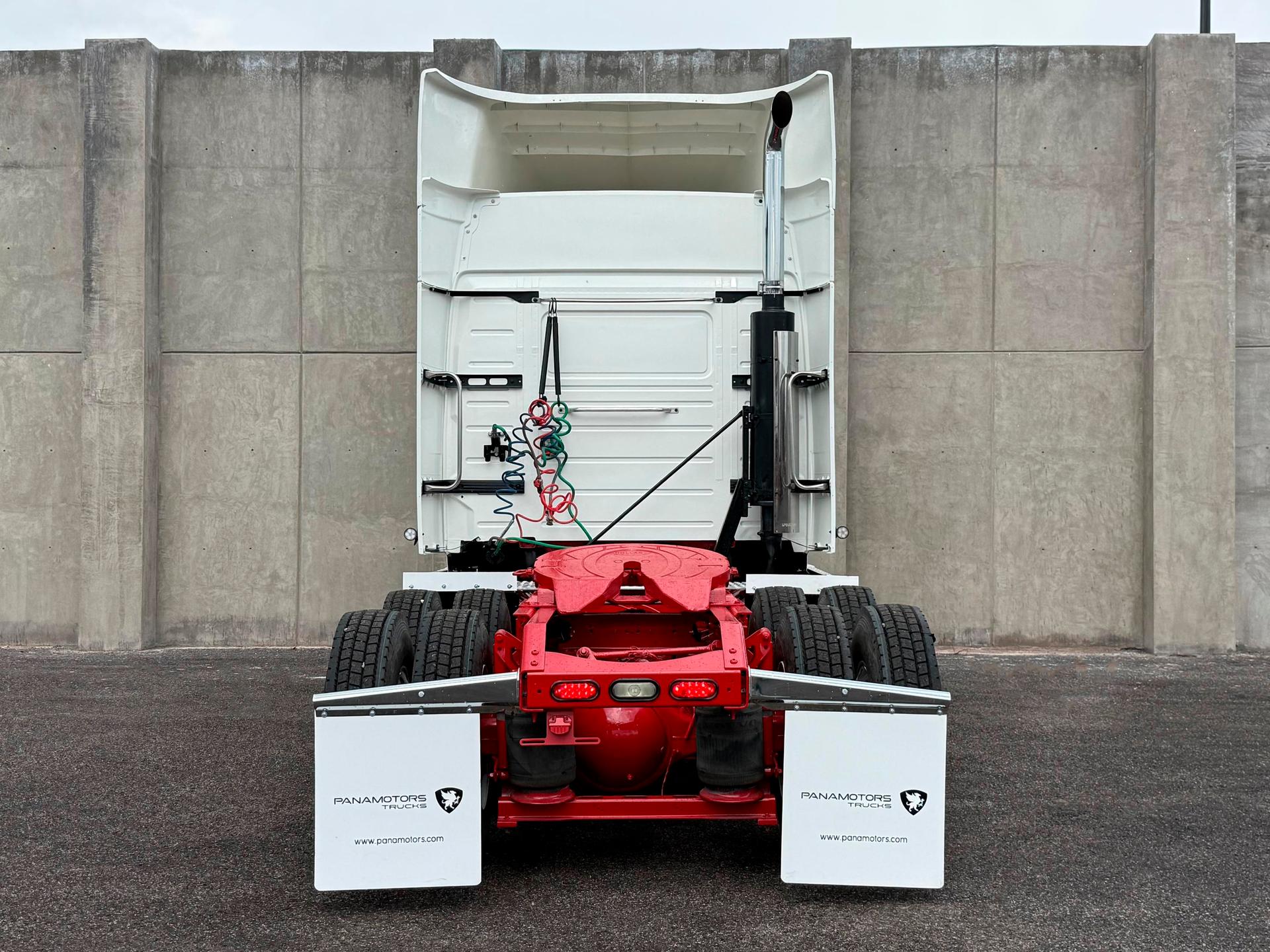 2016 VOLVO TRUCKS - BACK