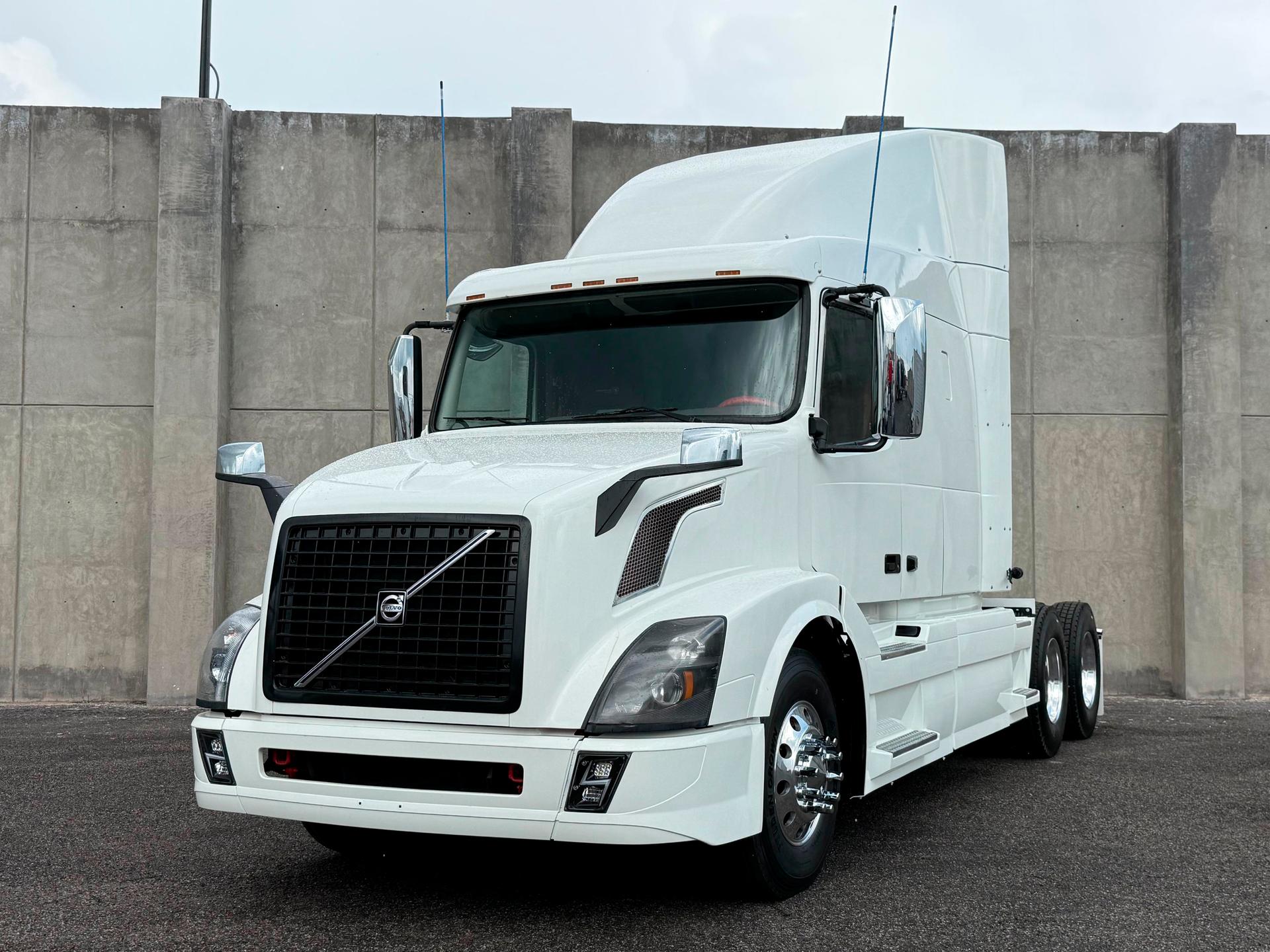 2016 VOLVO TRUCKS - FRONT_DRIVER_SIDE