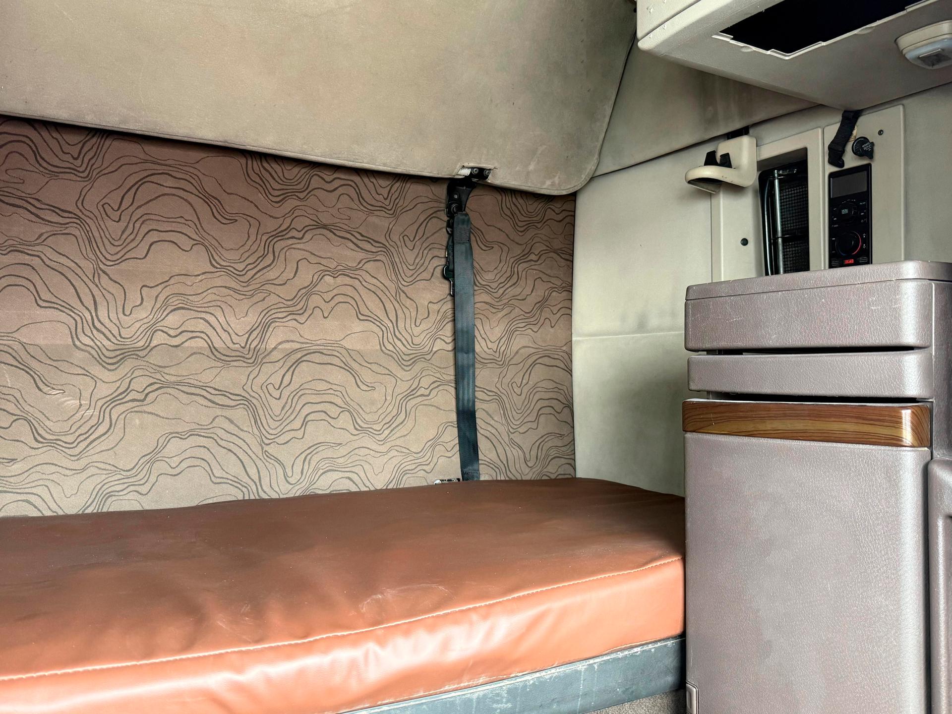 2016 VOLVO TRUCKS - SEATS_REAR