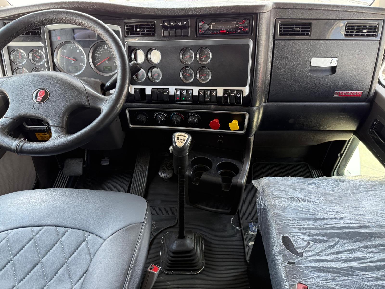 2018 KENWORTH T800 - SEATS_REAR