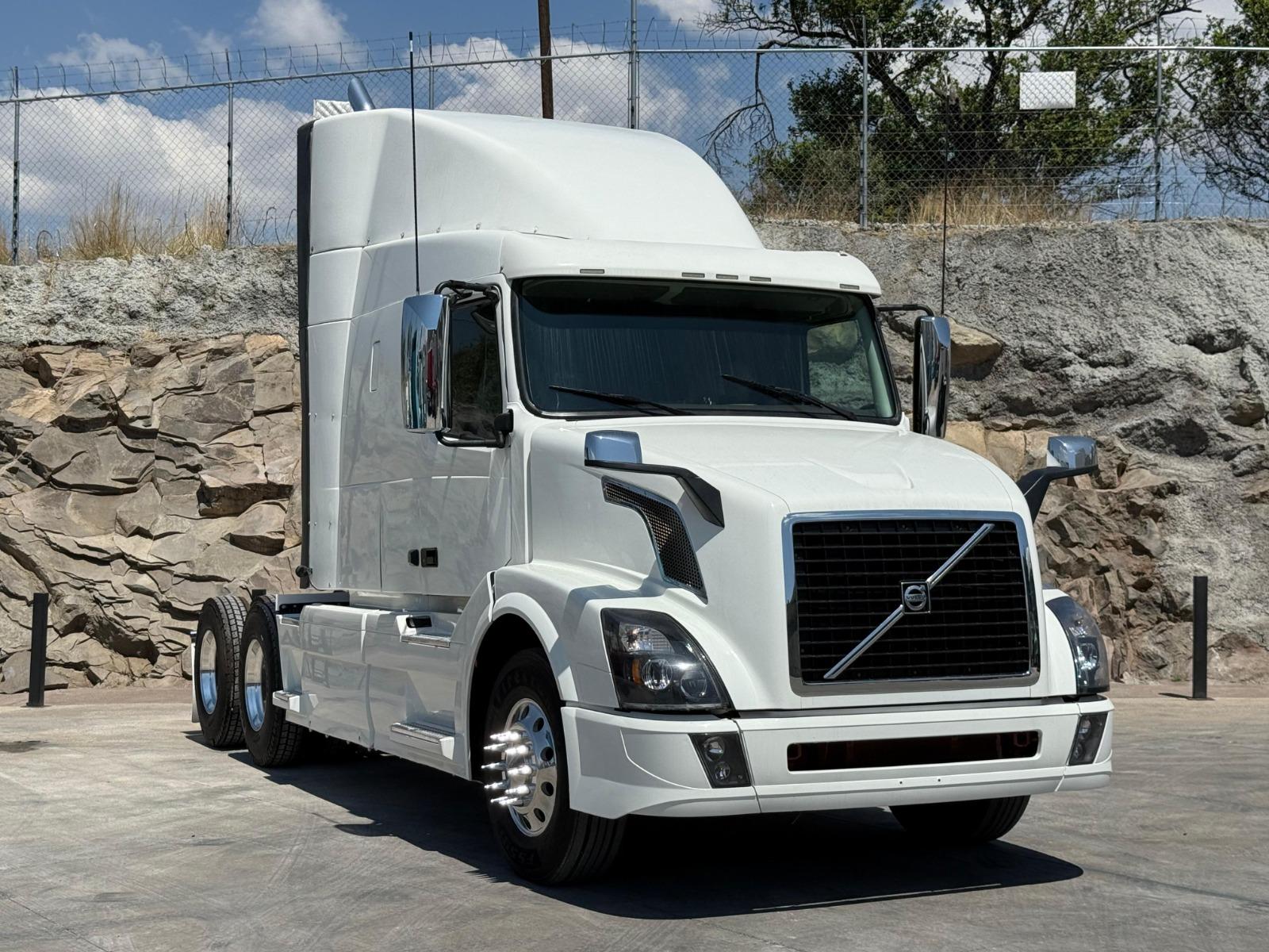 2016 VOLVO TRUCKS VNL - FRONT_PASSENGER_SIDE
