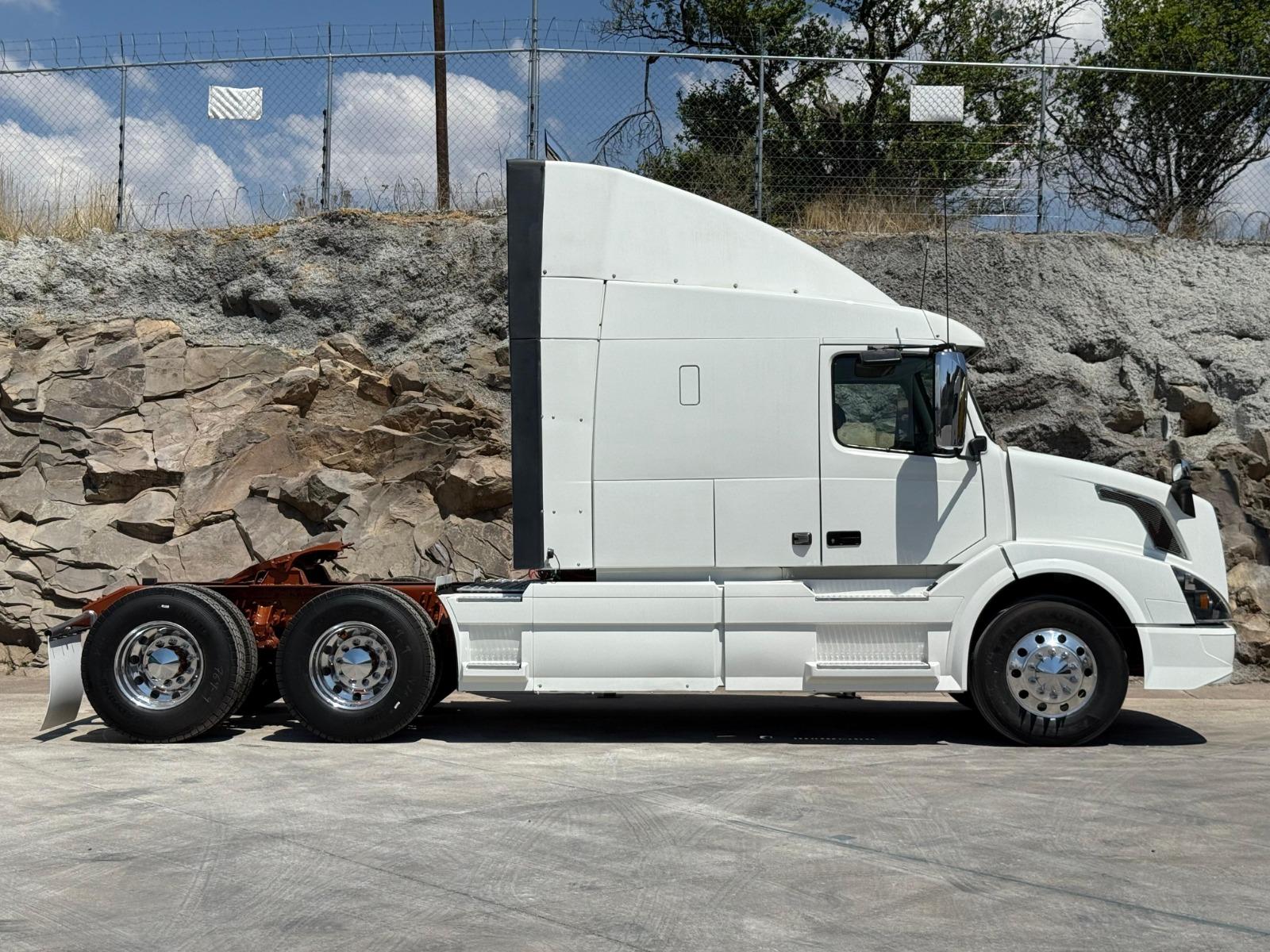 2016 VOLVO TRUCKS VNL - SIDE_RIGHT