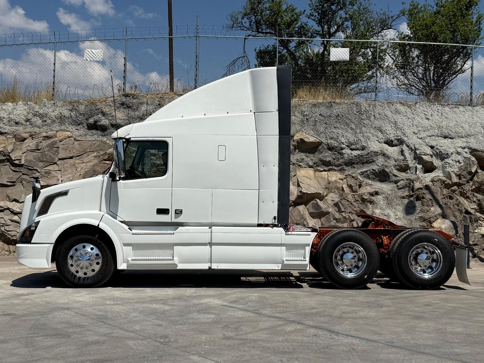 2016 VOLVO TRUCKS VNL - SIDE_LEFT