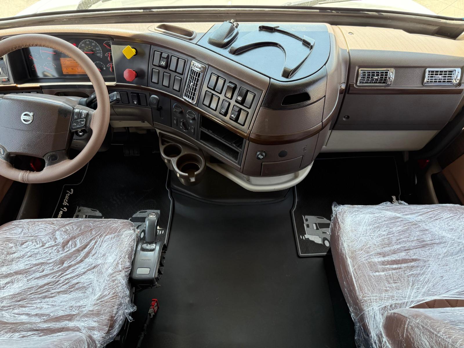 2016 VOLVO TRUCKS VNL - SEATS_REAR