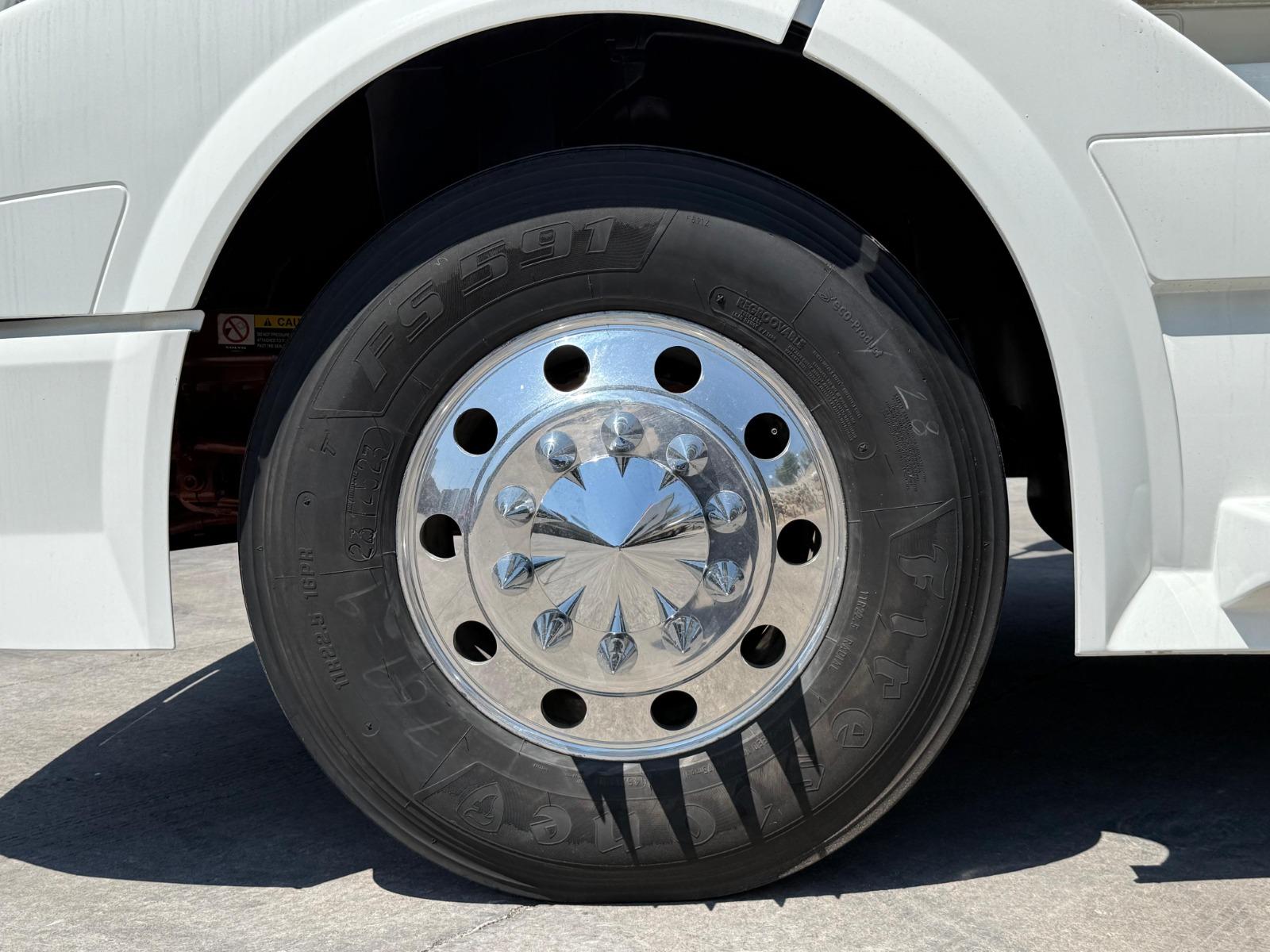 2016 VOLVO TRUCKS VNL - TIRES