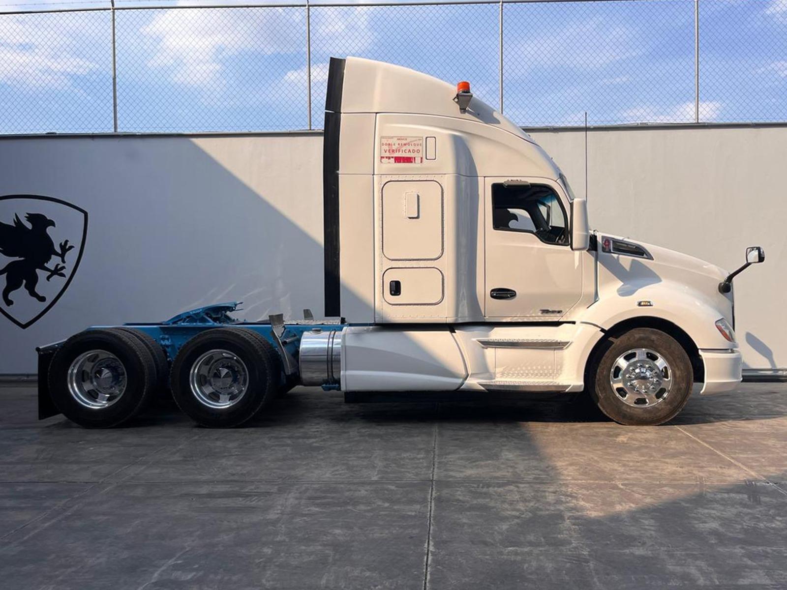 2018 KENWORTH T680 - SIDE_RIGHT