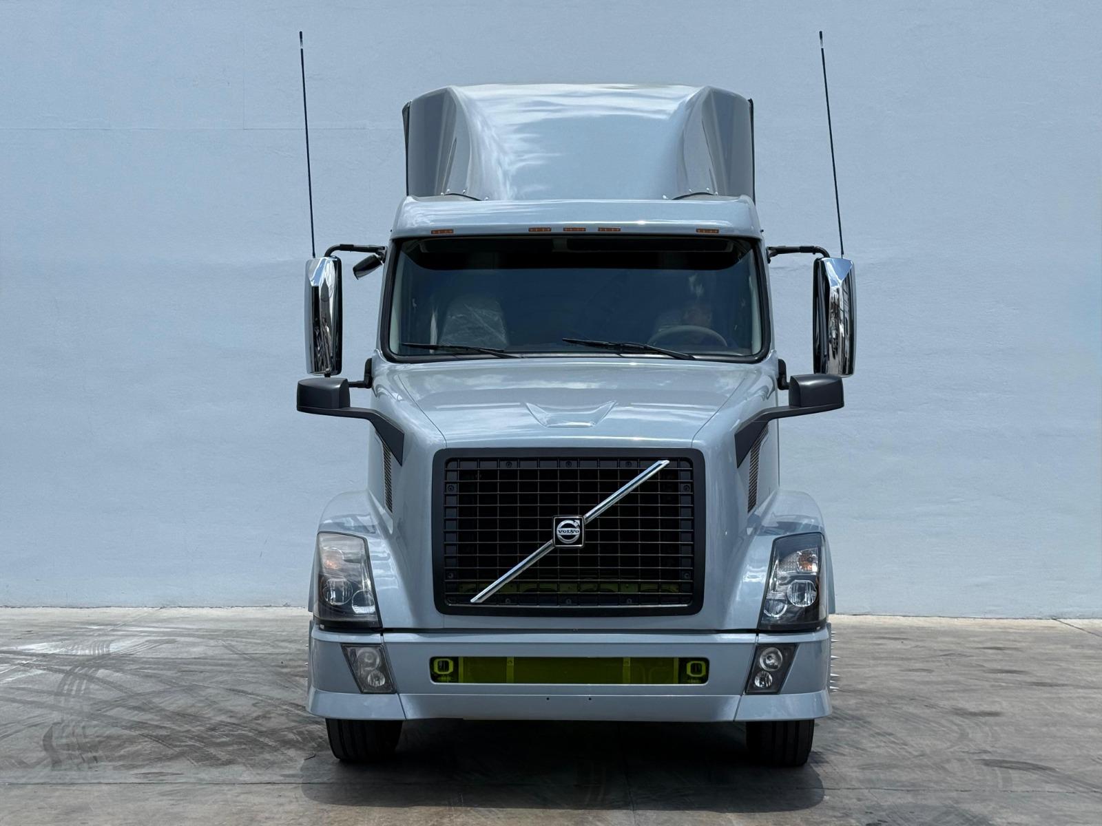 2015 VOLVO TRUCKS VNL - FRONT