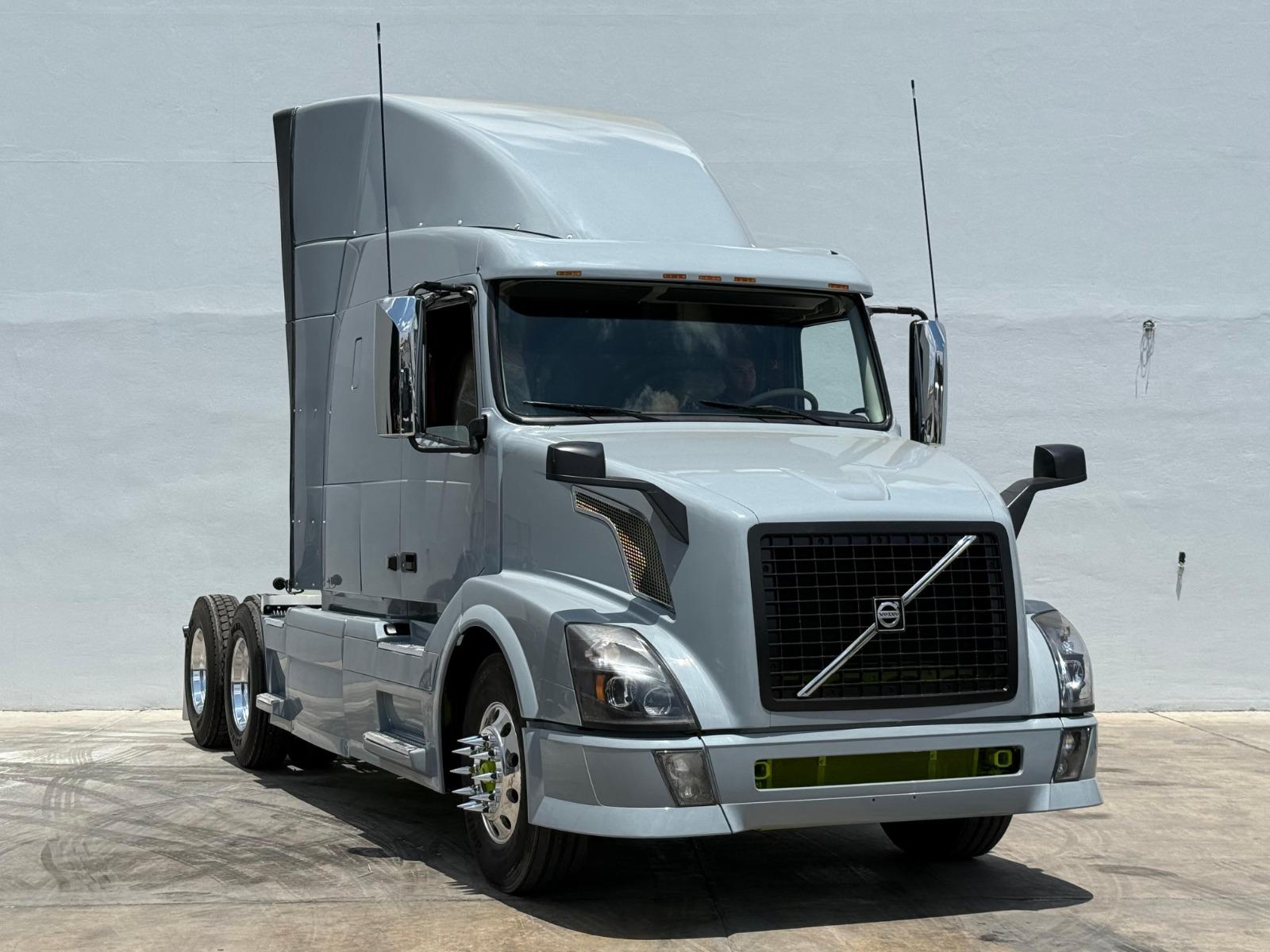 2015 VOLVO TRUCKS VNL - FRONT_PASSENGER_SIDE