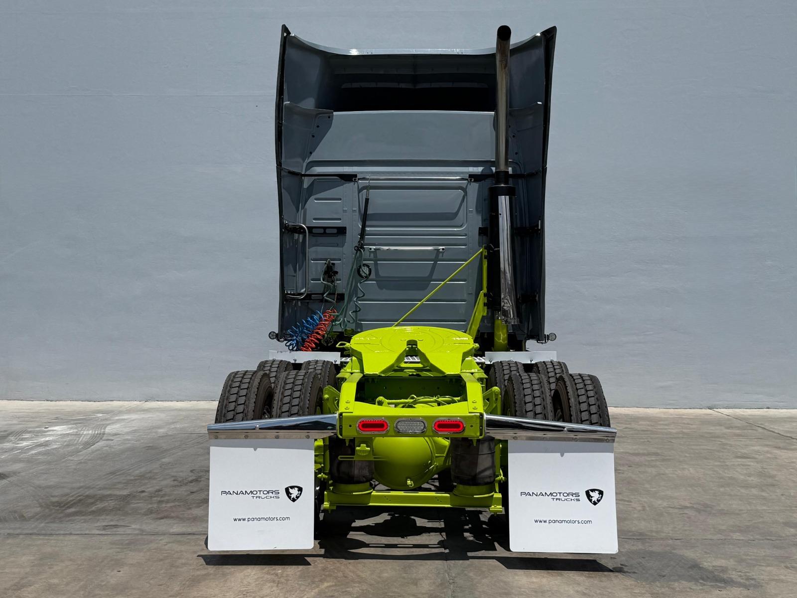 2015 VOLVO TRUCKS VNL - BACK