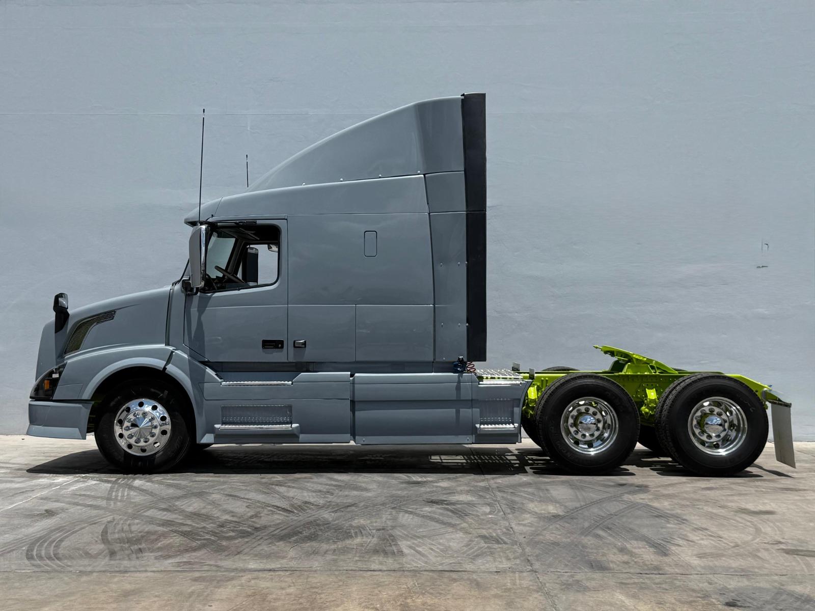 2015 VOLVO TRUCKS VNL - SIDE_LEFT