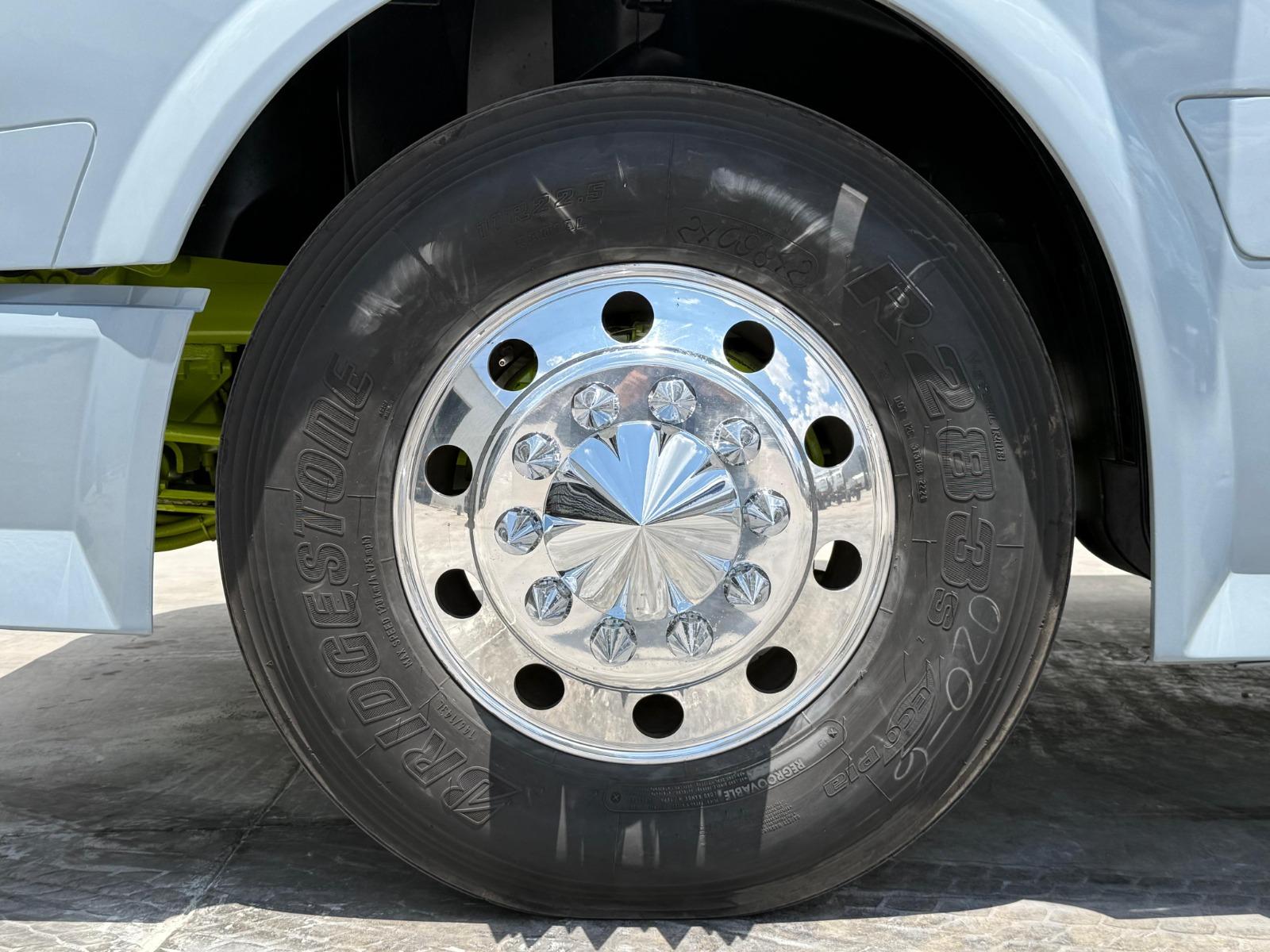 2015 VOLVO TRUCKS VNL - TIRES
