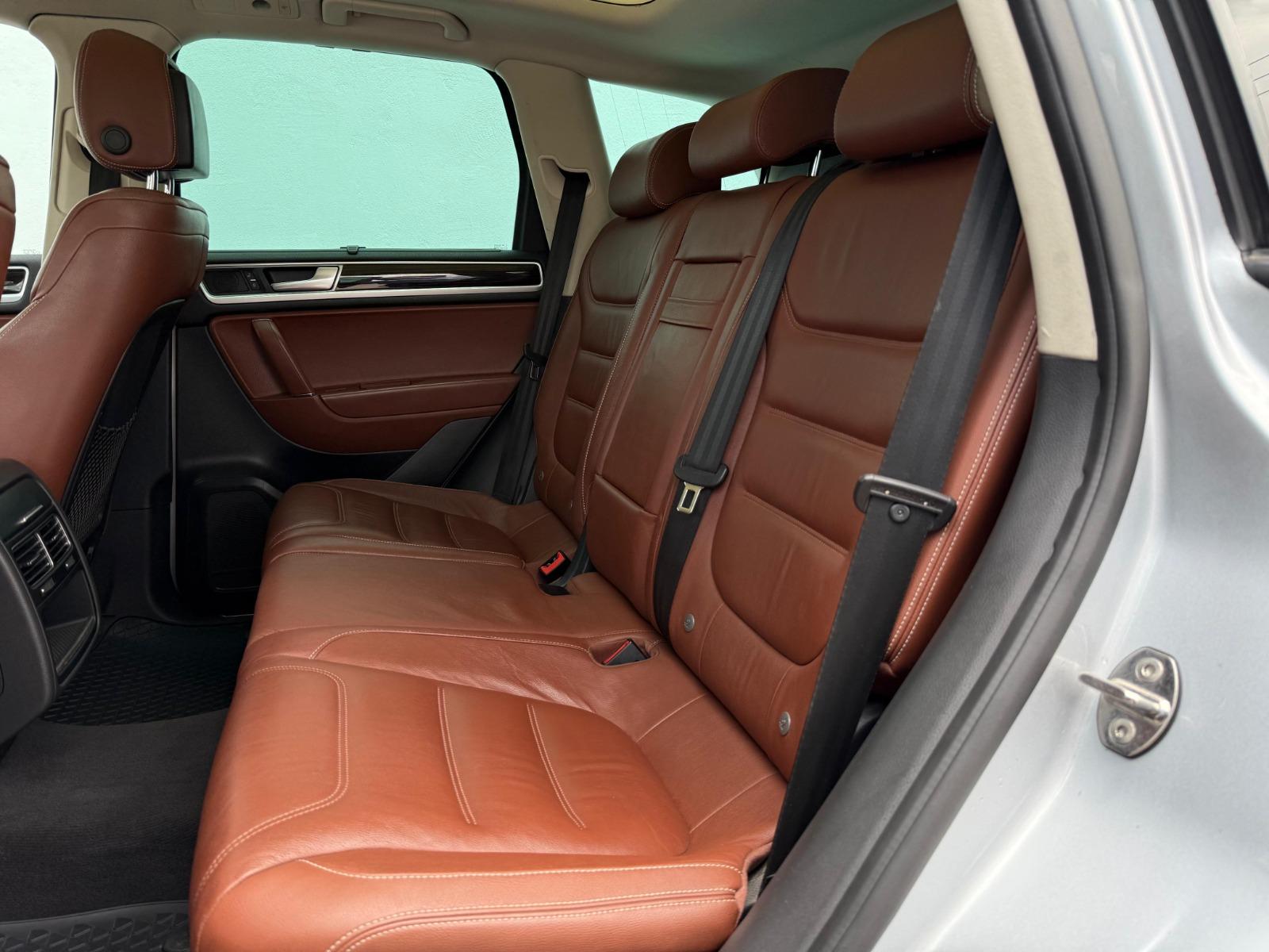 2016 VOLKSWAGEN Touareg - SEATS_REAR