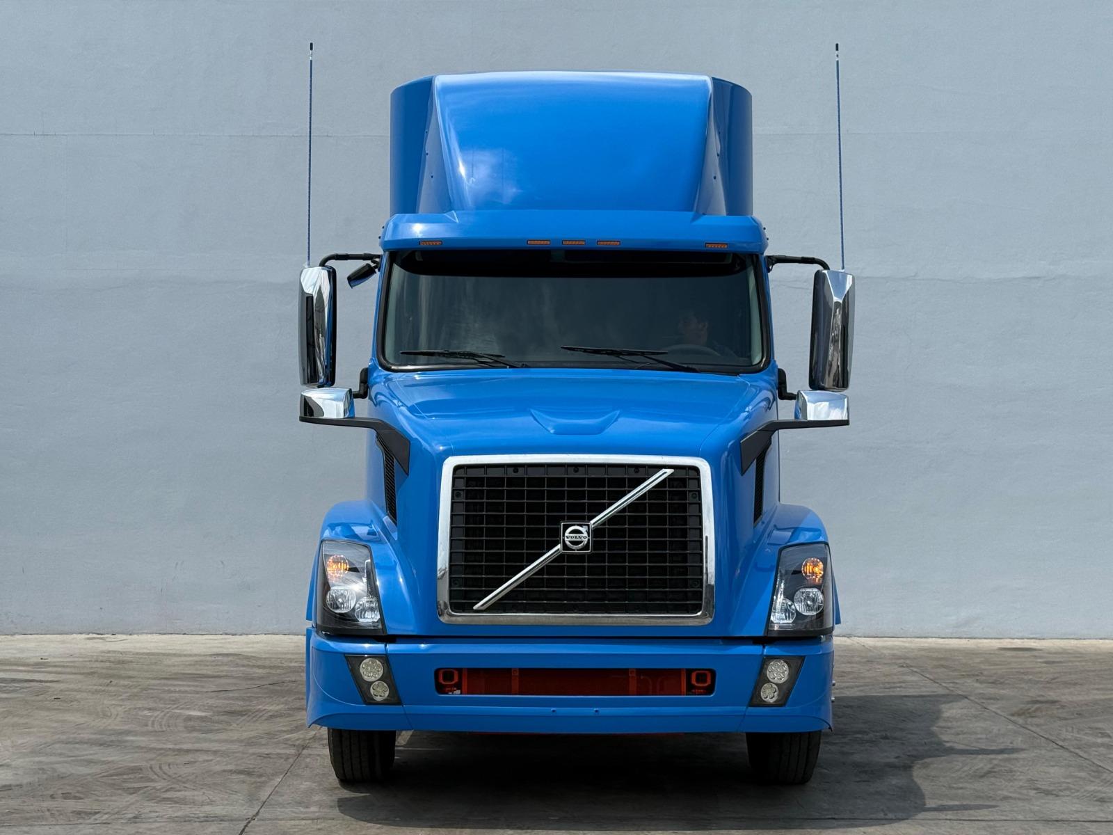2016 VOLVO TRUCKS VNL - FRONT
