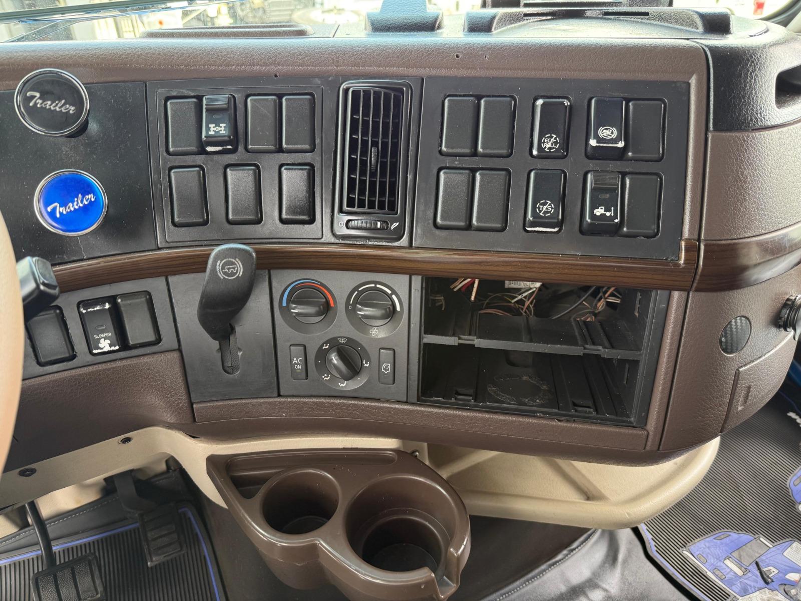 2016 VOLVO TRUCKS VNL - DASHBOARD