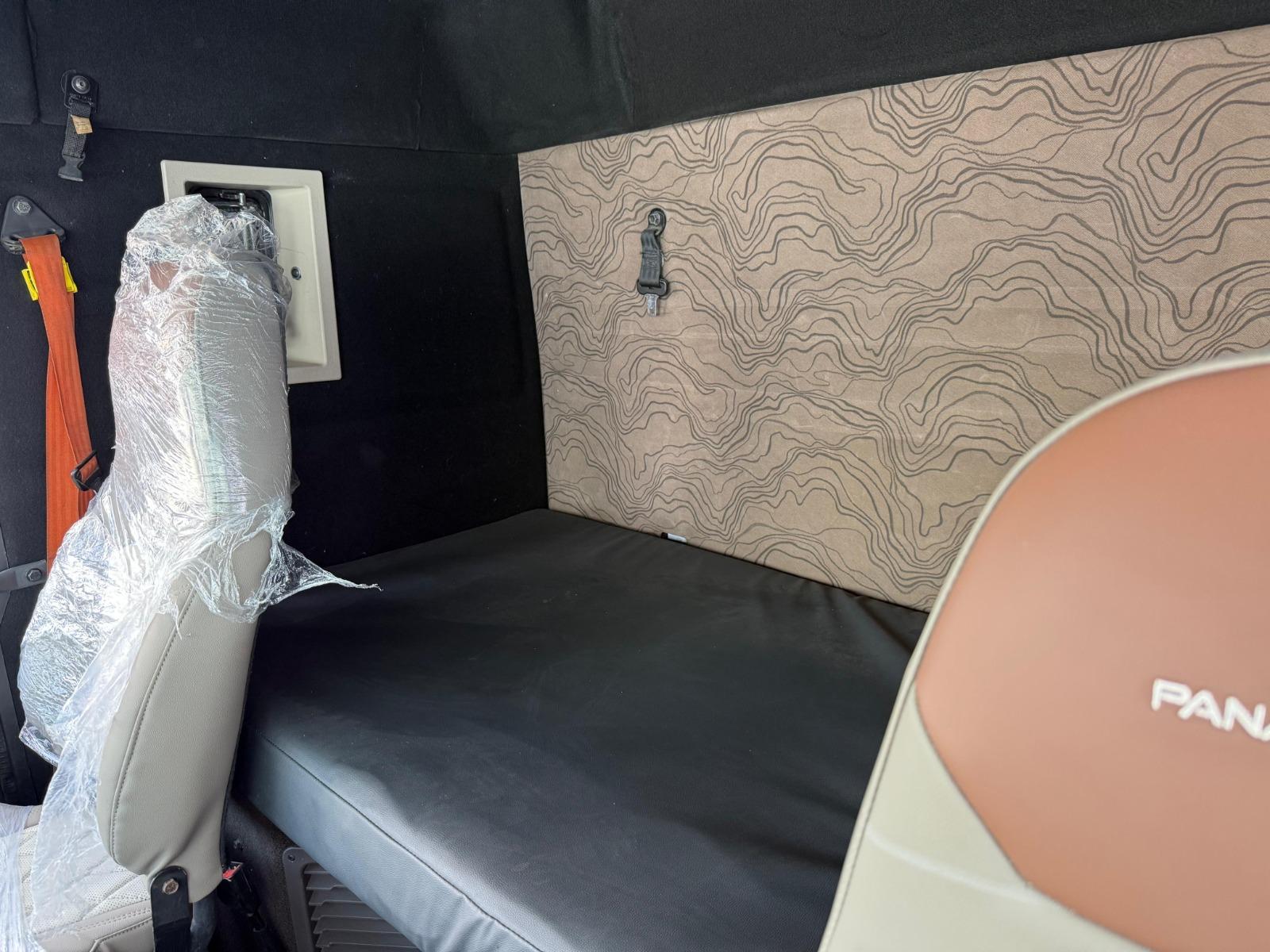 2016 VOLVO TRUCKS VNL - SEATS_REAR