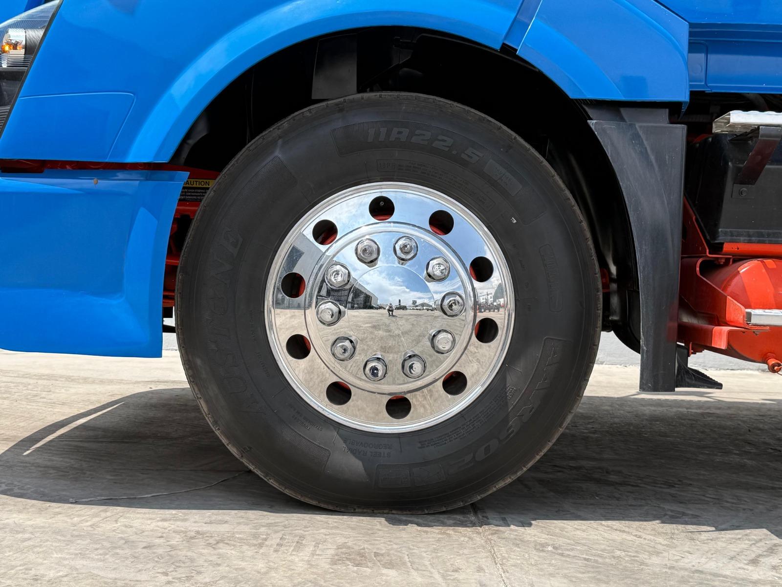 2016 VOLVO TRUCKS VNL - TIRES
