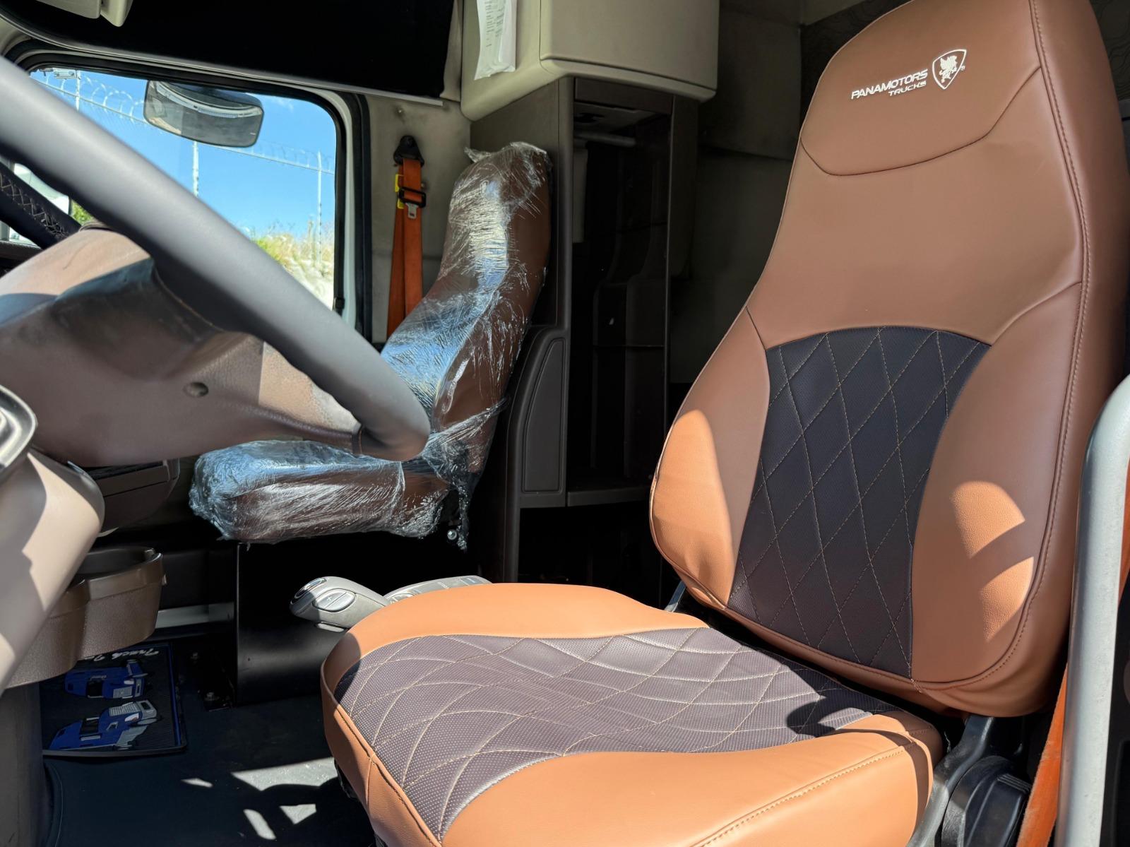 2016 VOLVO TRUCKS VNL 64T 670 - SEATS_FRONT